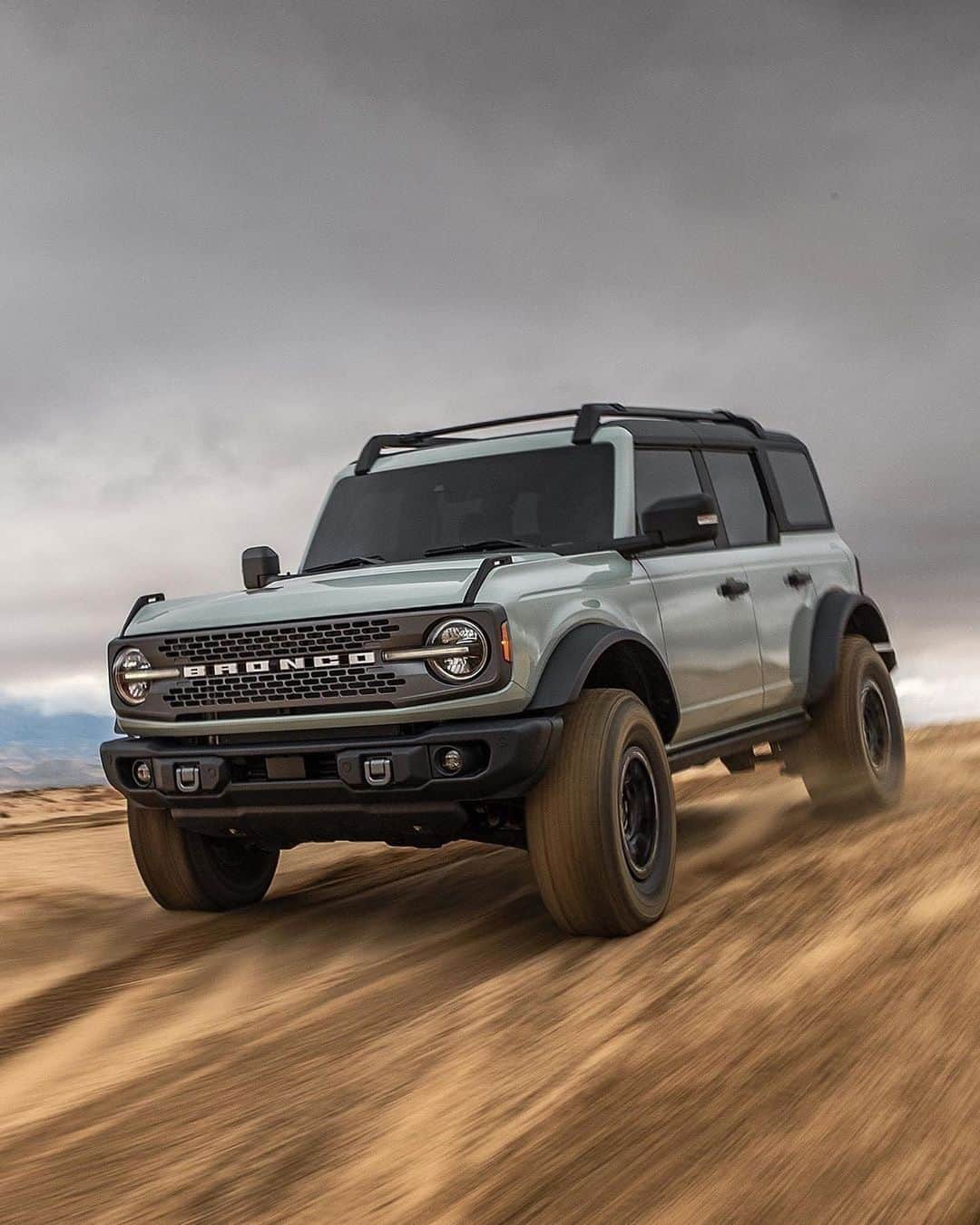 CARLiFESTYLEさんのインスタグラム写真 - (CARLiFESTYLEInstagram)「The new 2021 Ford Bronco. In 4 door and 2 door options. What do you guys think? #fordbronco #carlifestyle」7月14日 10時20分 - carlifestyle