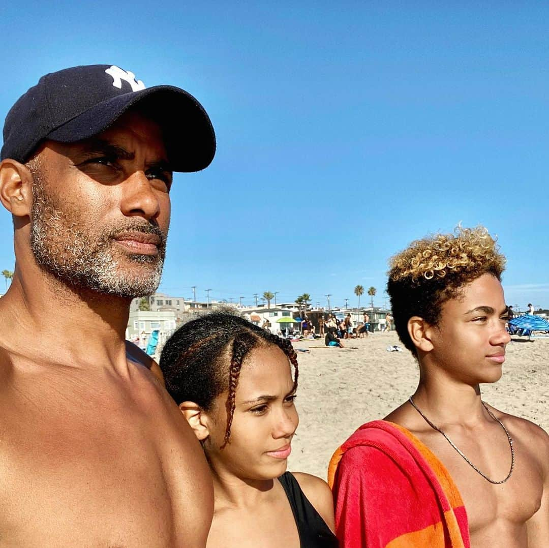 ボリス・コジョーさんのインスタグラム写真 - (ボリス・コジョーInstagram)「When you hit the beach and realize that you’re gonna wear your masks all day. 😷 #NicoAskedIfHeCouldSurfWithout 🏄🏾‍♀️  #ISaidBoyIfYouDontPutThisMaskOn #BetterSurfThanSorry #BoomStillGotIt 💥  #ThisAintAboutOurFreedomOfSpeechOrAssociation #ThisIsAboutOurResponsibilityToKeepEachOtherSafeAndHealthy #HelpOurHeroes @gymwrap」7月14日 10時24分 - boriskodjoe