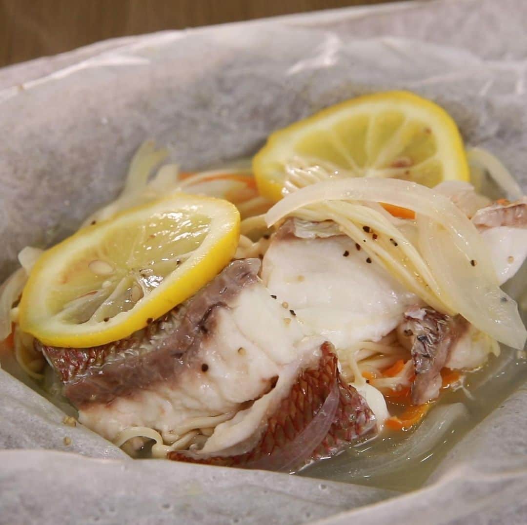 馬場裕之のインスタグラム：「真鯛とたっぷり野菜のさっぱり蒸し🐟  ＜材料＞(1人分) 真鯛の切り身1切れ（スズキやタラ等白身の魚でも） 玉ねぎ30g ニンジン20g えのき茸30g 塩適量コショウ適量 レモン（輪切り）2枚 オリーブオイル大さじ1/2 クッキングシート（蒸す時に使います）  作り方は『ごちそうマエストロ』で検索してみてください😁  2020年7月12日放送 「ロバート馬場ちゃんの直売所のイチオシ食材でクッキング 第2弾」の巻 です🙆‍♂️  #新しい日常  #一緒にやってみよう #おうちごはん  #吉本自宅劇場  #馬場ごはん」