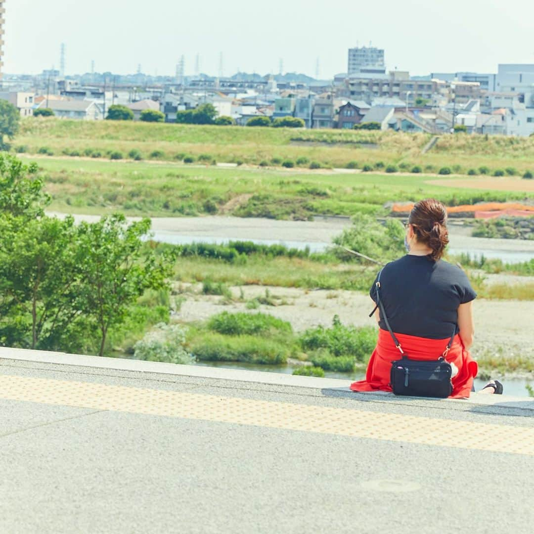 二子玉川ライズさんのインスタグラム写真 - (二子玉川ライズInstagram)「﻿ ﻿ 雨が咲かせてくれた、鮮やかな紫陽花の道をお散歩。﻿ 道の向こう側に見える、どこまでも広がる高い空が夏の始まりを教えてくれる。﻿ まだまだ落ち着かない毎日の中でも、家族と季節を大切に過ごしたい。﻿ ﻿ 厳しい夏の日差しを遮ってくれる麦わら帽子。﻿ 暑い日に食べたいアイスクリーム。﻿ ﻿ 開放された空間で楽しめるビアガーデン。﻿ ﻿ 夏の楽しみが、二子玉川ライズ・ショッピングセンターに詰まっている。﻿ ﻿ ﻿ ﻿ ﻿ ーーーーーーーーーーーーーーーーーーーーーー﻿ 二子玉川ライズ・ショッピングセンター﻿ ﻿ 【営業時間変更】﻿ 期間：６月１９日（金）～﻿ ﻿ ・ショップ＆サービス﻿ １０：００～２０：００﻿ ﻿ ・レストラン＆カフェ　﻿ １１：００～２１：００﻿ ﻿ ・東急フードショー　﻿ １０：００～２０：００﻿ ﻿ ・東急ストア﻿ １０：００～２３：００﻿ ﻿ ▼その他詳しい営業時間はプロフィールよりHPをご覧くださいませ。﻿ @rise_shopping_center﻿ ーーーーーーーーーーーーーーーーーーーーーー﻿ ﻿ ﻿ #二子玉川ライズ#二子玉川#にこたま#二子玉#futakotamagawa﻿ ﻿ #世田谷区#多摩川#世田谷#梅雨明け#梅雨#日常#日々のこと#日々#毎日#毎日投稿﻿ #紫陽花#お散歩コース#お散歩#自然#公園#都内#都会のオアシス﻿ #丁寧な暮らし#暮らしを楽しむ#暮らしを彩る#日々の暮らし#シンプルな暮らし#豊かな暮らし」7月14日 10時30分 - rise_shopping_center