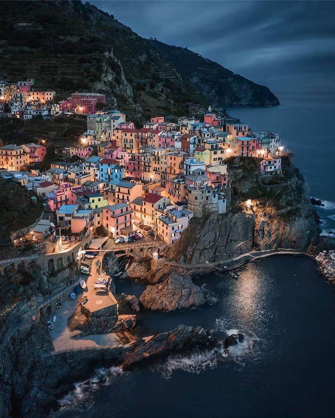 Earth Picsさんのインスタグラム写真 - (Earth PicsInstagram)「A beautiful night in Cinque Terre Italy 🇮🇹   📸: @sebastien.nagy」7月14日 10時31分 - earthpix
