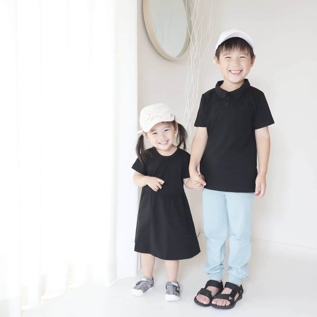 Eri Satoのインスタグラム：「昨日のpicの続き お気に入りの北欧ショップ、 @babyshop のサマーセールでGETしたもの🌞 · 娘が着ているのは 「A Happy Brand」の黒ワンピ。 前picの色違い。 · 息子のトップスとパンツも 「A Happy Brand」のものだよー！ キレイな色が海外ブランドならでは。 ちょっと大きめかな？で選ぶサイズが ピッタリみたいです笑  参考までに。 · @babyshop では 8月4日(火)AM6:59(予定)まで 最大70%offのサマーセール中！ https://jp.babyshop.com/end-of-season-sale/s/1873 · 現地設定のオフィシャル価格だから安いし、日本語だから安心してお買い物できますよ✨ ぜひチェックしてみてね😋 · いつもこのぐらいきちんと写ってくれると良いんだけどな～😂👧👦 ·  #babyshop #ベイビーショップ #ベイビーショップサマーセール#AHappyBrand#海外子供服#北欧#北欧雑貨#北欧デザイン#キッズコーデ#ベビー服#女の子服#女の子#女の子コーデ#女の子コーデ#兄妹#リンクコーデ#男の子服#pr」