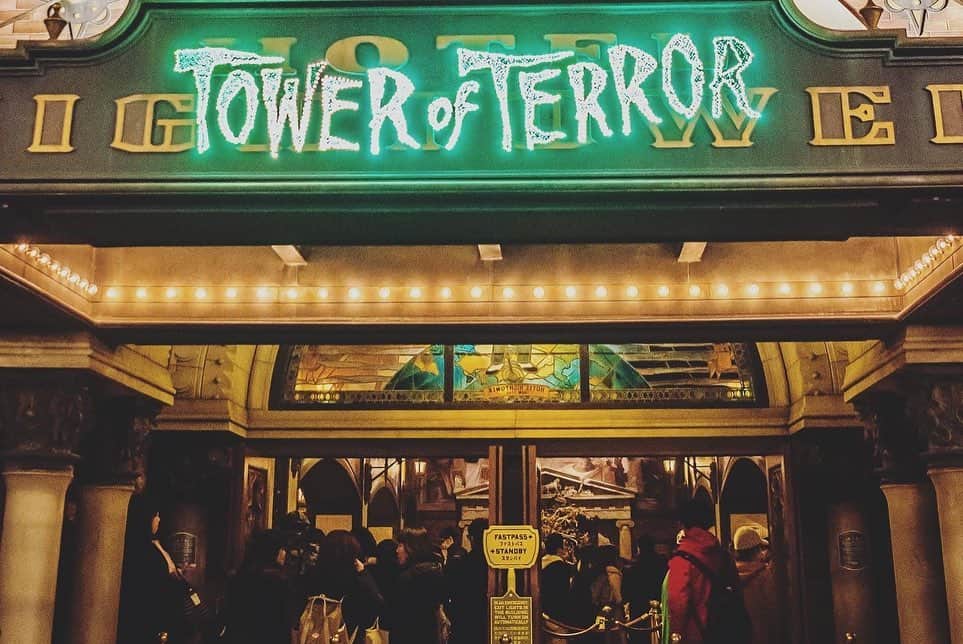 Kahoさんのインスタグラム写真 - (KahoInstagram)「. . Tower of Terror ⚡︎. . 小さい頃は怖くて乗れなかったけど、. いまは乗りたくてウズウズしてる🥺✨. . 大人になったな〜🤤！. . . シーに行きたいい！！😭😭😭 . #disney #disneyland #tokyodisneyresort #tdr #tdl #disneygram #instadisney#disneyparks #disneyfan #disneyphoto #disneypic  #Disneyside #Disneylove #disneylover #tokyodisneyland#disneyphotography#japan_of_insta #japan_daytime_view #disneylandtokyo #disneylandjapan #disneyseatokyo #disneyseajapan #towerofterror  #東京ディズニーリゾート #東京ディズニーランド #ディズニー #ディズニー風景#タワーオブテラー #アメリカンウォーターフロント#タワテラ」7月14日 10時55分 - kah05disney