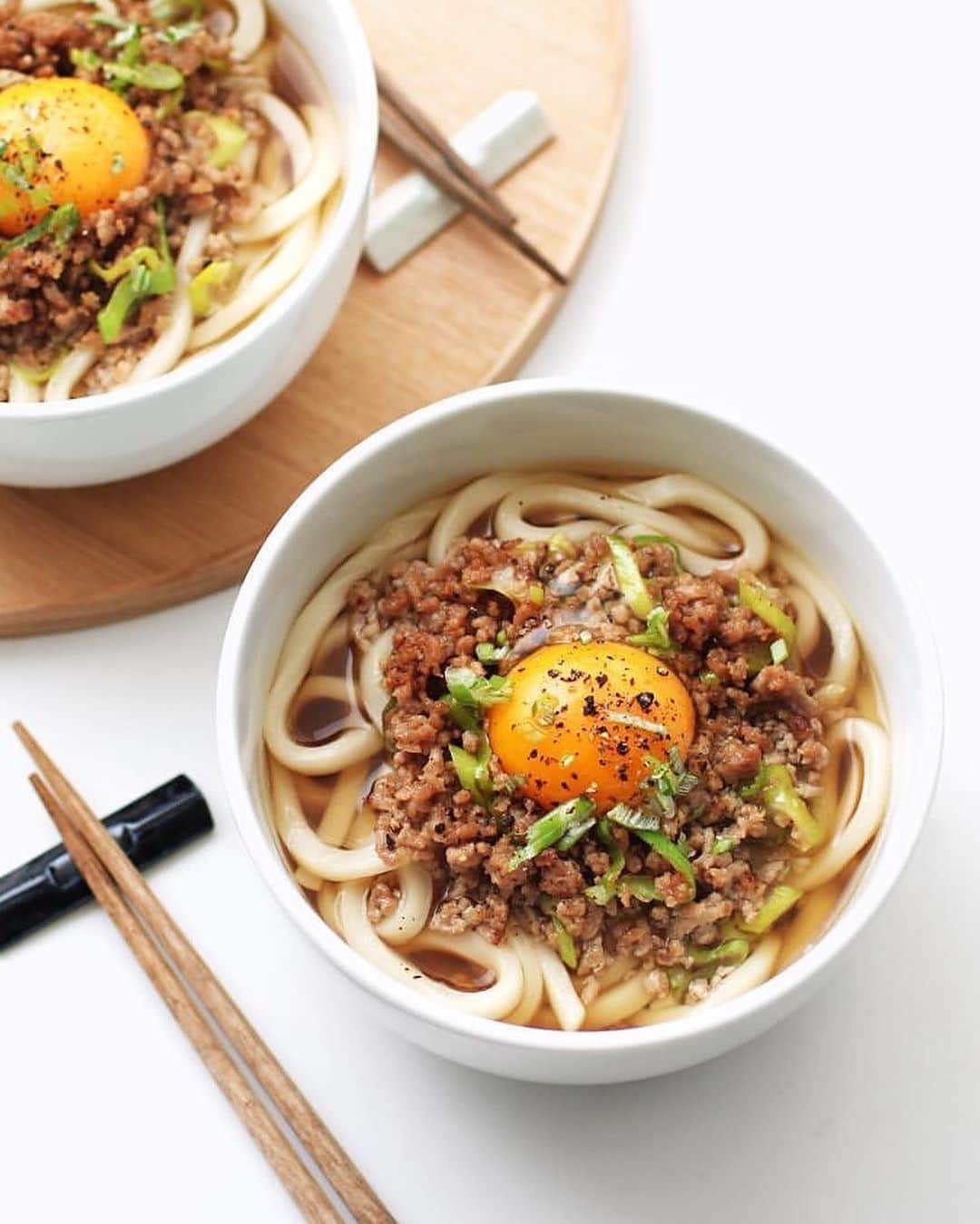 のインスタグラム：「【レシピ画像付き】肉そぼろの月見うどん！﻿ ﻿ ーーーーーーーー﻿ 夏に食べたい！﻿ 後のせ黄身で濃厚美味しい月見うどん。簡単に作れるのでランチにオススメ！﻿ ーーーーーー✂︎ー﻿ ﻿ こんにちは🙋🏻﻿ ﻿ 以前、ストーリーに書いたんですが、僕らが作ったタグ #在宅楽飯 が「平日ランチ革命」というムック本の巻頭で紹介されていて、3人でまるまる2P使って座談会形式のインタビュー記事になっています。﻿ ﻿ この内容、校正の時から何度も読んでいるんですが、噛めば噛むほど味がでる文章で、本当に面白いんですよね。三者三様の考えで在宅楽飯と言うものをとらえています。﻿ ﻿ 僕は楽飯という表現に「楽しく」というキーワードが含まれていると言う事を考えていなかった。「楽につくるご飯」とは思っていたけど、「楽しくつくるご飯」という2つ目の解釈がある事に気がついていなかった。かおさんは最初にこっちを思ったぽいんですけど。﻿ この2つのキーワードが一つの言葉になっているっていうのが、在宅楽飯というタグの最大のポイントだな〜と思います。﻿ このウィズコロナのストレス社会。楽しいは正義です。一番大切な事は楽しむ事なのかもしれませんしね！ ﻿ ﻿ ー✂︎ー﻿ ﻿ ひき肉があればほぼ作れてしまうそぼろうどんは在宅楽飯にぴったりの一品です。﻿ 毎日のおうちごはんをを楽に楽しく乗り切りましょう！﻿ ﻿ ﻿ ﻿ レシピは下記です！﻿ ＿＿＿＿﻿ ﻿ 肉そぼろの月見うどん（2人前）﻿ ﻿ 〈材料〉﻿ 豚ひき肉（鶏でも可） 130g﻿ ネギ（上の青い（緑の）部分）　1/3﻿ しょう油　小さじ2﻿ みりん　小さじ2﻿ ﻿ うどん　2玉﻿ 卵（黄身）2個﻿ ﻿ A（うどん出汁）﻿ 水 600cc﻿ 顆粒だし　小さじ1﻿ しょう油　大さじ2﻿ みりん　大さじ1﻿ 砂糖　小さじ1﻿ ﻿ ﻿ 〈作り方〉﻿ （1）鍋にAを全て加え、うどん出汁を作っておく。ネギはみじん切りにする。﻿ ﻿ （2）フライパンにひき肉をいれ、よく炒め、ネギを入れ、しょう油、みりんで味をつける。﻿ ﻿ （3）鍋にうどんを入れ、1〜2分湯がく。﻿ ﻿ （4）丼にうどんを入れ、2のそぼろを上にのせたら真ん中を少しくぼませて、そこに黄身をのせたら完成！（お好みで黒こしょうなどをする）﻿ ﻿ ＿＿＿＿﻿ ﻿ ﻿ ぜひ作ってくださいね！﻿ No local No food おいしく楽しく！﻿ ﻿ #うどん #うどんレシピ #そぼろうどん #ランチ #昼ごはん﻿ #スタートUPレシピ_utosh #スタートUPレシピ #スタートアップレシピ #とりあえず野菜食﻿ ﻿ #おうちごはん #レシピ #時短料理 #簡単レシピ #献立 #お家ご飯 #手料理 #今日のごはん #フーディーテーブル #japanesefoods」