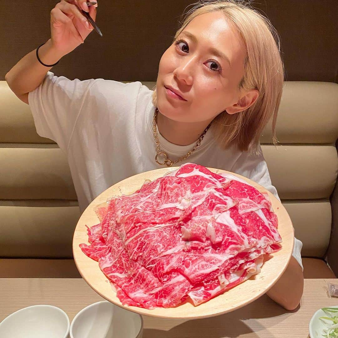 Mika Jimboさんのインスタグラム写真 - (Mika JimboInstagram)「【復活！！しゃぶしゃぶ食べ放題 但馬屋】﻿ ﻿ わたしはしゃぶしゃぶは食べ放題が好き。笑﻿ なぜなら野菜はいらないからひたすら肉だけ食べていたいから😇﻿ ﻿ ずーーーーーーっと(かれこれ八年くらい)通ってる渋谷 但馬屋のしゃぶしゃぶが一番美味しい🥩﻿ ﻿ 温野菜、しゃぶ葉とか色々食べ放題系攻めたけど、圧勝✌️ただし、4500円の和牛のコースね。﻿ ﻿ ある時とない時があるからない時は大人しくすぐ帰る😇﻿ ﻿ 食べ放題にしては高いと感じるかもしれないけど、これは完全にお得やー💯﻿ ﻿ 一生牛肉だけお代わりしてもはや肉鍋を楽しむスタイルをずっとやってるせいでお店の人にも覚えられててやや恥ずかしいけど、それでも通い続ける🙋🏽‍♀️﻿ ﻿ ﻿ 渋谷の数少ない大好きなお店。﻿ ﻿ 別に紹介するほどの話じゃないけど、﻿ ずっと通ってるからわたしのインスタに早く出てきます😝﻿  何が言いたいかというと、アプリも使わずに肌がツルツルなことをお知らせします🥺 ﻿ #しゃぶしゃぶ#しゃぶしゃぶ食べ放題#但馬屋#渋谷#渋谷グルメ#渋谷ランチ#渋谷ディナー#渋谷区#しゃぶしゃぶ但馬屋#食べ放題#食べ放題ガチ勢#肉鍋#食べるの大好き」7月14日 11時06分 - mikajimbox