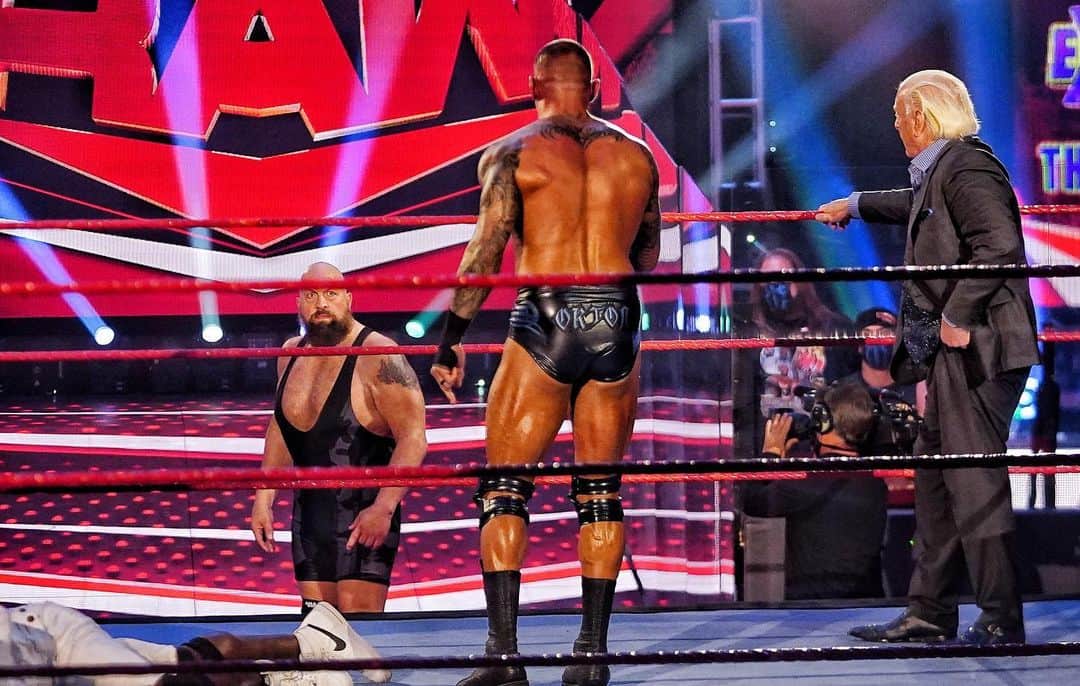 WWEさんのインスタグラム写真 - (WWEInstagram)「@randyorton challenges @wwethebigshow to an unsanctioned match next week on #WWERaw!」7月14日 11時08分 - wwe