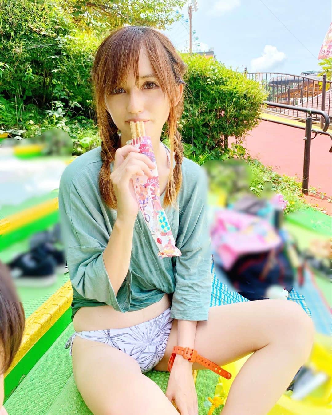 のインスタグラム：「今年初の#東京サマーランド 👙  #チュロス とLLサイズのジュースを頼んだらストローが2個ついてきたので 息子と一緒に飲みました😄  #サマーランド はスライダーも沢山あるし絶叫系も多くて大人は1日遊べる感じ！  子供のプールも沢山あって子連れにもいいですよ！  #コロナ対策　で入場制限や場所取りも間隔を空けてあったり対策してありました！  水着の全貌は次回笑  #水着2020 #水着 #ママ水着 #ベビー水着 #子供水着 #girlsswimwear #ラッシュガード #ママ水着コーデ #2歳水着 #プール遊び #プール東京 #関東プール #水遊び#子連れプール」