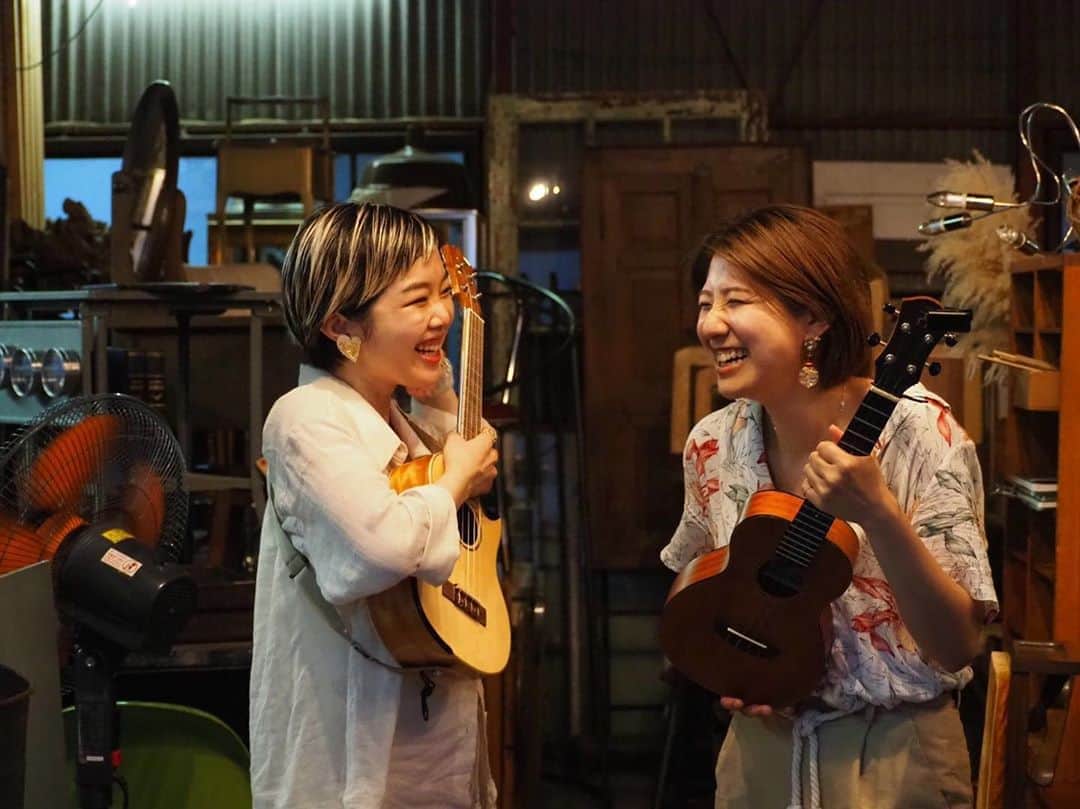 佐藤史果のインスタグラム：「7/12(sun)17:00〜18:00 小林夕夏×佐藤史果 Special Insta Live 〜ウクレレカフェライブを目指す会vol.0🏝〜 観て下さった皆さま、ありがとうございました！💓 ・ ・ Set list. 01.#はじめてのチュー(#あんしんパパ) 02.#君をのせて(#井上あずみ) 03.#ルージュの伝言(#松任谷由実) 04.#Journey (#Asu #佐藤史果) ・ ・ 楽しい時間はあっという間に過ぎてしまうというのは、まさにこの事です。😢🌟 夕夏ちゃんとは出逢ってから、実はまだ1年しか経っていません。 ちゃんと対面で会ったのはこの日が3回目？だった気がします。🤔。。。 仲良くなるスピードが早過ぎて、昔から知っていて、昔から仲良しの感覚になってしまっている。。。🕺🏻♡笑 ・ ・ 小林夕夏ちゃんは素晴らしいシンガーさんであり、人柄も素敵で、天は二物どころではなく３つも4つも与えてしまってるSuper Womanです。💃🏻❤️ 今回場所をお借りした #clappdepot さん(場所のタグ付けしてあるので良かったら見てみて下さい。☆)も夕夏ちゃんの繋がりがあってこそです。 PAで来て下さったあにきさんも夕夏ちゃんの繋がりがあってこそ。🍀 音楽は人と人との縁を繋いで、その輪がどんどん広がっていきます。🌈❣️ 良い音楽は良いご縁を繋いでくれる。🎀 こんな日が毎日続いたらどれだけ幸せなんだろうと帰りの道中で思い返していました。🥰🌸 そして、時間を作って観に来て下さった皆さま、ありがとうございました。🙇🏻‍♀️✨ 7/12(sun)をStart地点として、毎月夕夏ちゃんと〜ウクレレカフェライブを目指す会🏝〜をInsta Liveにて開催していきますので、お時間合う方いらっしゃいましたら、また是非お気軽に遊びにいらして下さいね。💡 ・ ・ 今回のInsta Live映像は7/19まで夕夏ちゃんと私のIGTVにてアーカイブ残していますので、見逃してしまった方、まだ観れていない方、是非この期間中にcheckしてみて下さい。😎🎶 ウクレレカフェライブを目指す会🏝毎週観て下さっていた方はわかるかと思いますが、全く弾けなかった私が、へっぽこなりに笑　ここまで弾けるようになったのは、夕夏ちゃんのおかげです。😫❤️❤️❤️  オリジナルの#Journey を一緒に歌えて最高に幸せでした。🗣🌈🎶🌟 来月のVol.1が今から楽しみです♪♪♪ 乞うご期待っ🤩 ・ ・ 投げ銭リンク(PayPal) https://www.paypal.me/sunsetsummeryuka ※PayPalへの登録が必要です。 投げ銭を下さった方にお礼として、ライブではやっていない曲の演奏動画をプレゼントさせていだきます🎁 アーカイブ削除後(7/19)に順次お送りさせていただくので、楽しみにしていてください☺️ ・ ・ photo by Inoue san.♡ PA: @homma_satoshi  place: @clapp.depot  #ウクレレ #ウクレレカフェライブ #無観客配信ライブ  #配信 #IGTV #ウクレレ弾き語り」