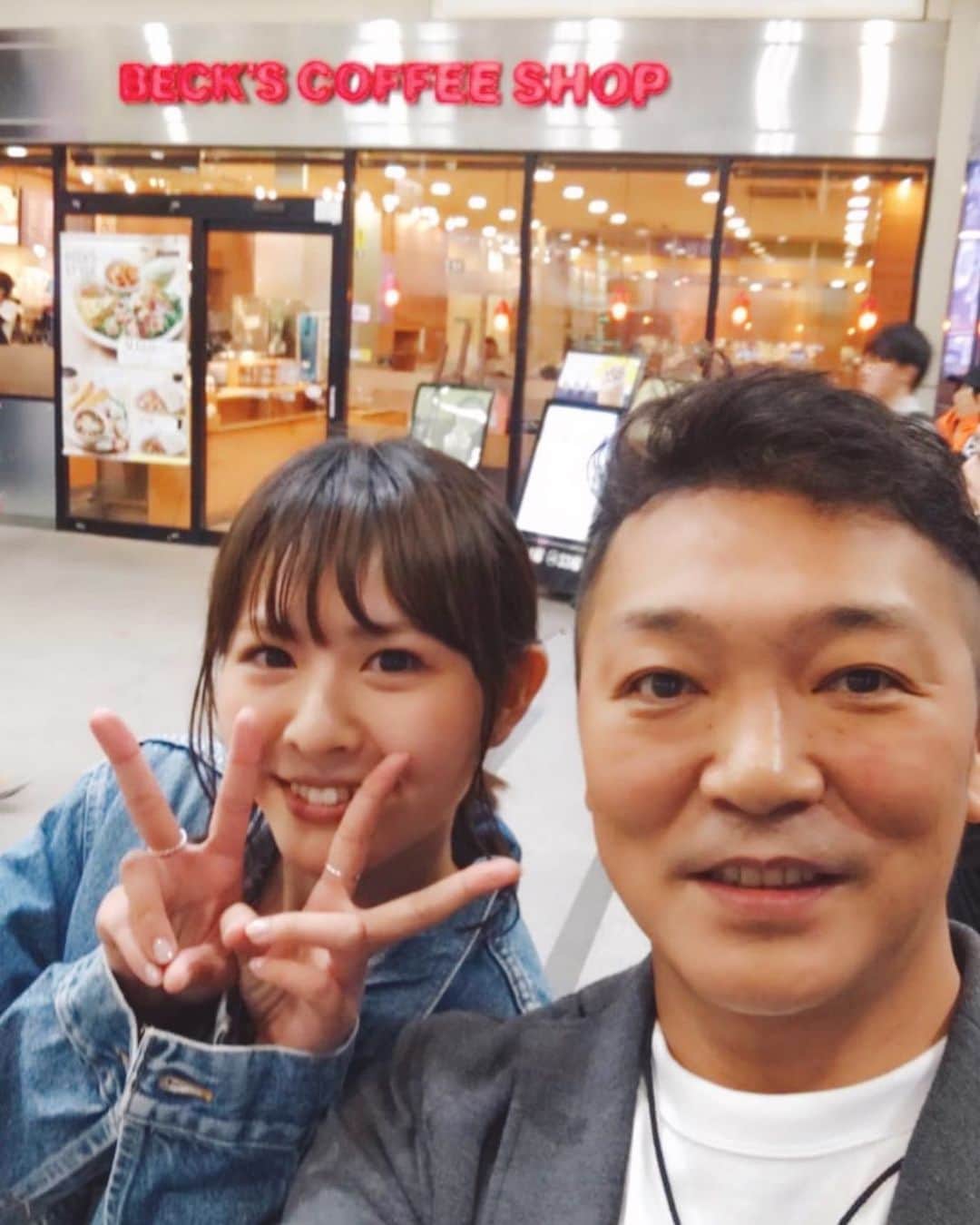 リサ のインスタグラム：「昨夜のBS日テレ「イマウタ」では、 🎶サイプレス上野とロベルト吉野「More & More feat.ももいろクローバーZ」 @resort_lover 🎶lyrical School「OK!」@lyricalschool 🎶HAIM「I Know Alone」 @haimtheband 🎶マイアミパーティ「p.q.b.d」@miamiparty.official  ご紹介しました♡ 改めて聴いてみてください！来週もお楽しみに〜〜  写真は、ちょうど一年前にまっくんと偶然会ったとき。(会えたの嬉しすぎて即セルフィしちゃうのかわいい)2013年くらい？から4年間音楽番組を一緒にやらせてもらって、またこうしてお仕事できて嬉しいです😭ほぼ親戚のおじさま😭😭」