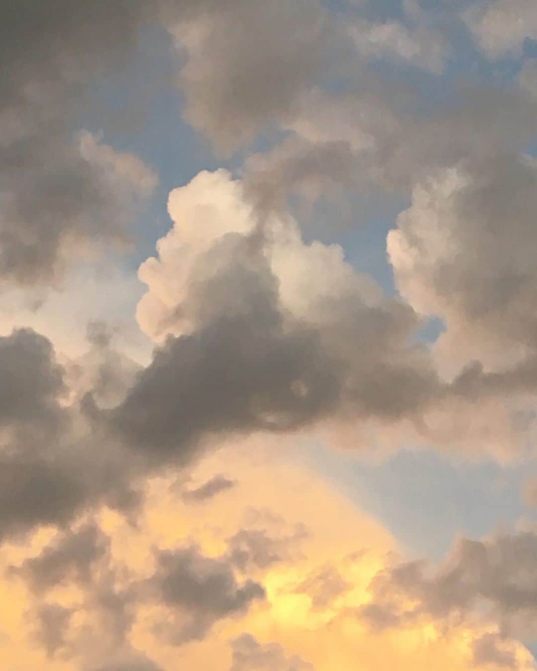 恵里花のインスタグラム：「☁️🤍🤍」