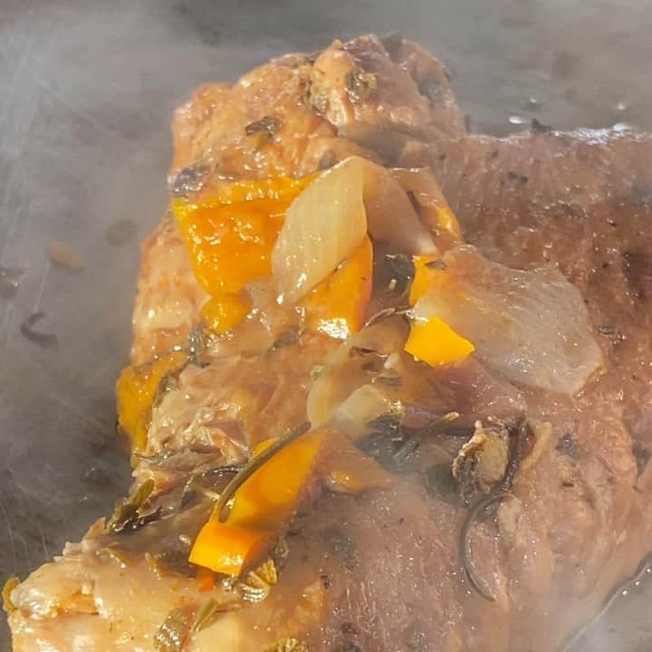 ケリスのインスタグラム：「Now that’s sexy , these wings are about to be smothered in gravy . And sprinkled with smoked habanero salt . That’s life @bountyandfull it’s a lifestyle . Get your Gold mine box this Friday #wings #smothered #food #foodie #turkey #cheflife #buyblack #quarentinesnacks #gravy #steam」