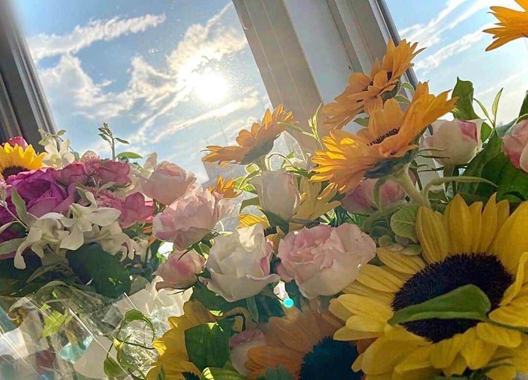 実咲凜音さんのインスタグラム写真 - (実咲凜音Instagram)「. 空とお花。  そろそろ太陽がみたいものよ👀  みりおん。 #お花畑 #太陽光NICE #haveaniceday」7月14日 11時52分 - misaki_rion