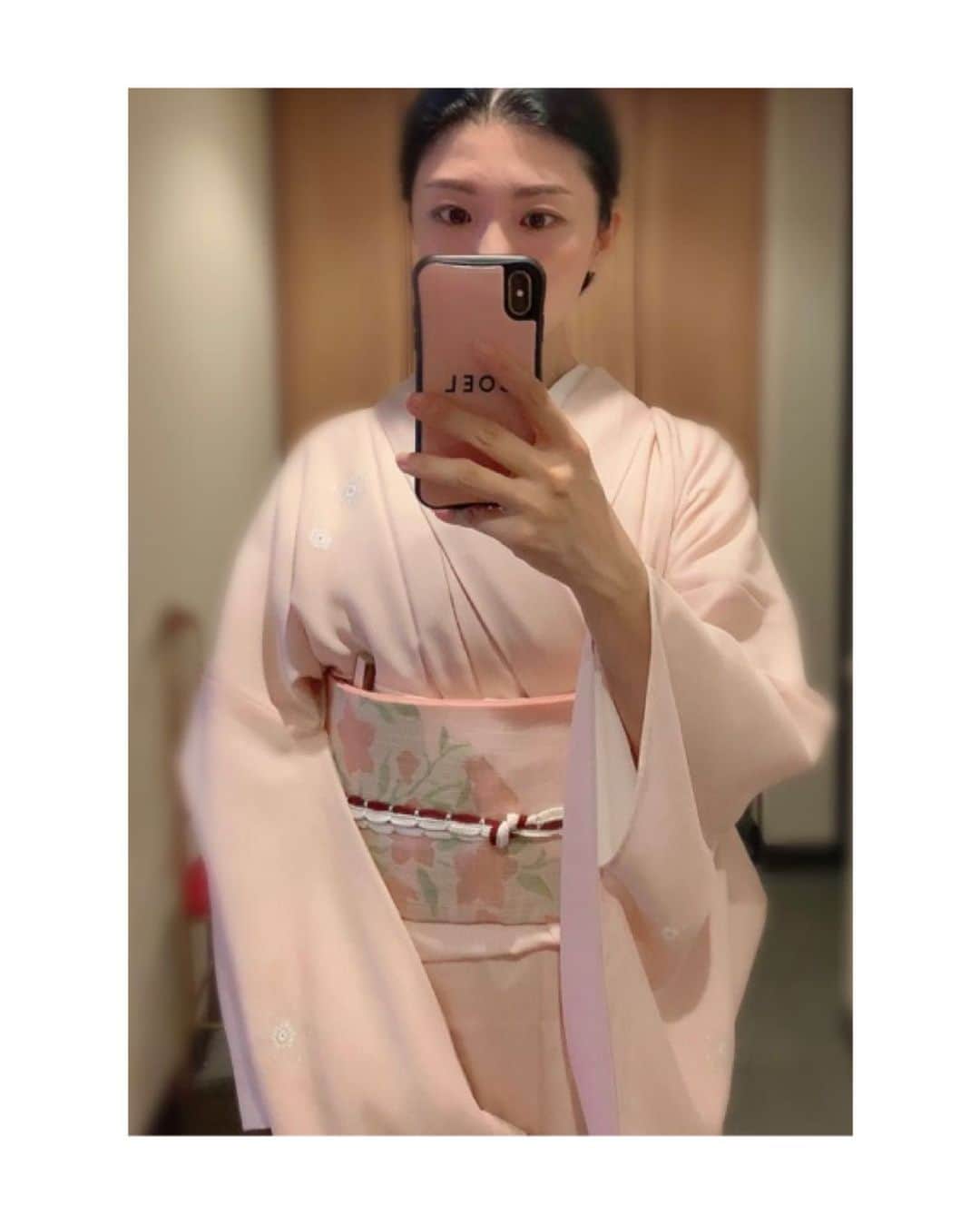 川村亜紀さんのインスタグラム写真 - (川村亜紀Instagram)「梅雨入り前に届いた絽の付け下げをおろしました。 帯もピンク色を選び、同系色コーディネートにしました。 きねやさんで選びました帯締めのお色がポイントです。  #お着物 や #歌舞伎 など #日本の伝統 が長く守られ受け継がれますように。 #kimono #kimonocordinate #japanesekimono #japanesetradition #beautifultradition #lovekimono  #instakimono  #お着物 #お着物コーディネイト #きものコーディネート #日本の伝統 #守るべきもの #帯とお着物 #帯締めと帯揚げ #お草履とバッグ #帯留め #組み合わせが楽しい  #絽 #付け下げ #絽の袋帯 #長吉呉服店 さん #ぎをん齋藤 さん #サスティナブルファッション  #亜紀の和装記録」7月14日 11時52分 - _aki1015_