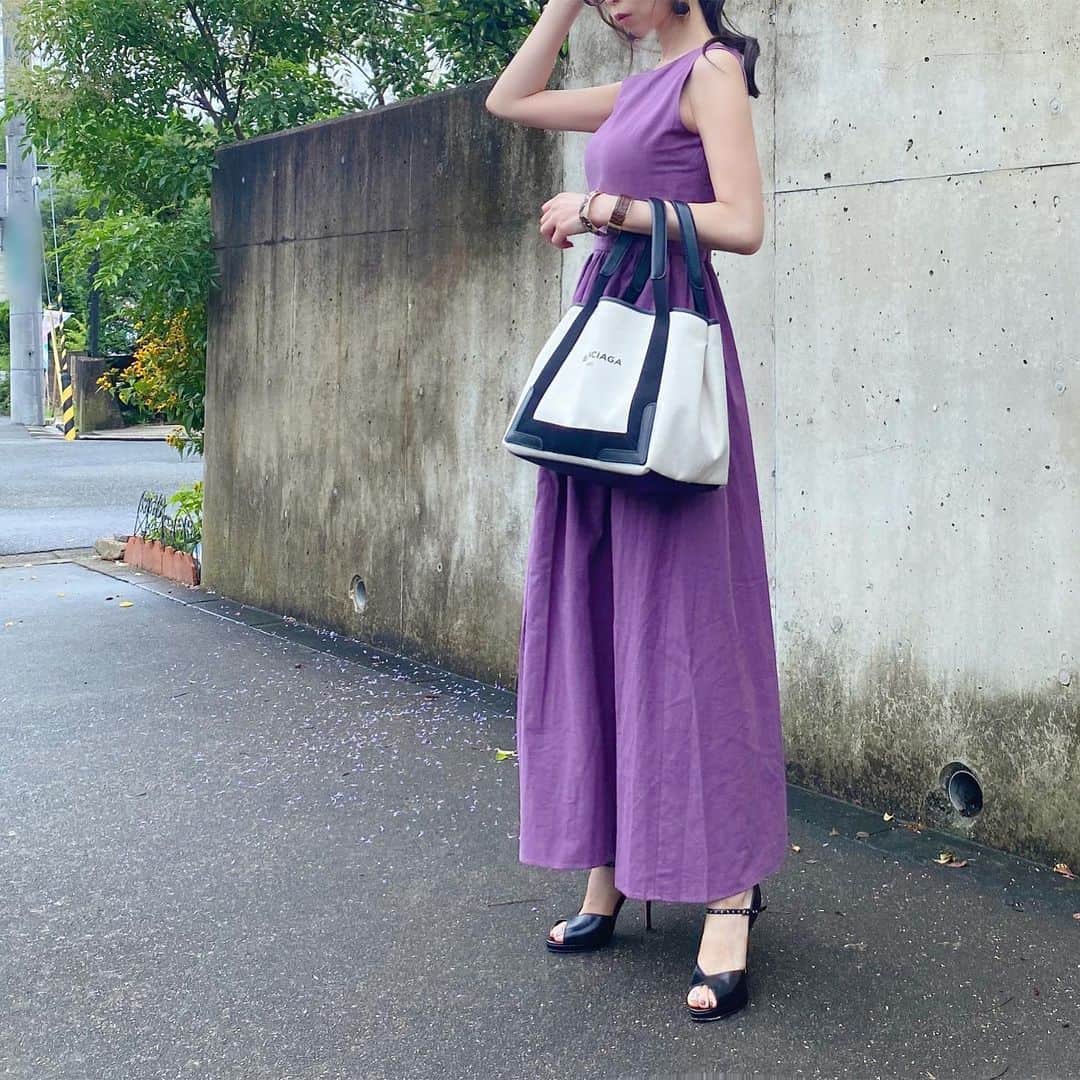 sayoko87のインスタグラム：「‪‪❤︎‬﻿ ﻿ onepiece @elenore_official﻿ #ELENORE #エレノア﻿ #variousELENORE﻿ shoes @maisonvalentino﻿ bag @balenciaga﻿ ﻿ オーダーしてから楽しみに待ってた﻿ 𝑆𝑢𝑚𝑚𝑒𝑟 𝑜𝑛𝑒𝑝𝑖𝑒𝑐𝑒💜💜💜﻿ 麻のような涼し気な生地で着心地も抜群✨﻿ ふわっと広がるフレア感もツボ🙊﻿ 何より……ちらっと見える﻿ ウエストの肌見せがめっちゃ可愛い💜﻿ ﻿ ﻿ ﻿ ﻿ #outfitoftheday#ladydior#キレイめコーデ﻿ #fashion#cordinate#code#ootd﻿ #ootdfashion#outfit#today#大人コーデ﻿ #ファッション#コーディネート#さよコ﻿ #プチプラ#instafashion#大人カジュアル﻿ #코디 #패션 #데님 #성인미술#ママコーデ」