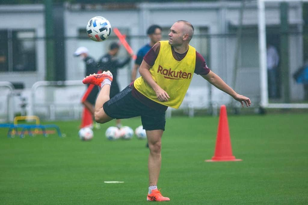 アンドレス・イニエスタさんのインスタグラム写真 - (アンドレス・イニエスタInstagram)「Bailando bajo la lluvia  雨の中で踊る ⚽️⛈」7月14日 22時41分 - andresiniesta8