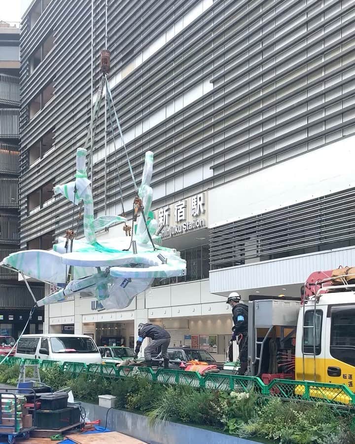 松山智一のインスタグラム：「My latest and largest #publicArt #shinjuku  次は新宿だ！」