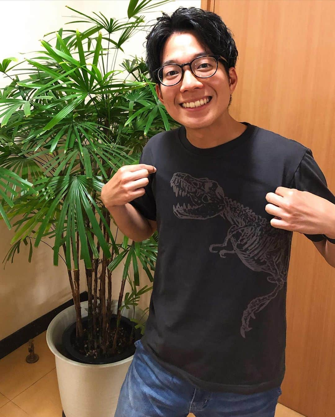 堀内大輝さんのインスタグラム写真 - (堀内大輝Instagram)「お気に入りのTシャツ👕  ジュラシックワールド！ 表と裏にわたってダイナミックに 恐竜が描かれていてカッコいい！  去年、ロケで行ったシンガポールの ユニバーサルスタジオで手に入れました。 アトラクションでびしょ濡れになり、 着替えにと買ったのがこれ！ 現地のコーディネーターさんが、 「それが似合う！それにしな！」と即決（笑）  それ以来、久々に引っ張り出して着てみました。 この夏、いっぱい着ようと思います☀️  #tシャツ #tシャツコーデ #favoriteshirt  #ジュラシックワールド #jurassicworld  #ユニバーサルスタジオシンガポール #ユニバーサルスタジオ  #universalstudiosingapore」7月14日 22時44分 - hbc_daikihoriuchi