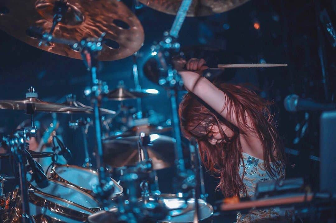 Marinaさんのインスタグラム写真 - (MarinaInstagram)「#Aldious #AldiousMarina #アルディアス #femalemusician #femaledrummer #drummer #drums #dwdrums #sabian #drumslife #drummergirl #girlband #music #drumstagram #evans #instagood #dress #blackandgold #vicfirth #myperfectpair #girl #outfit #ドラム #ドラマー」7月14日 21時15分 - aldiousmarina