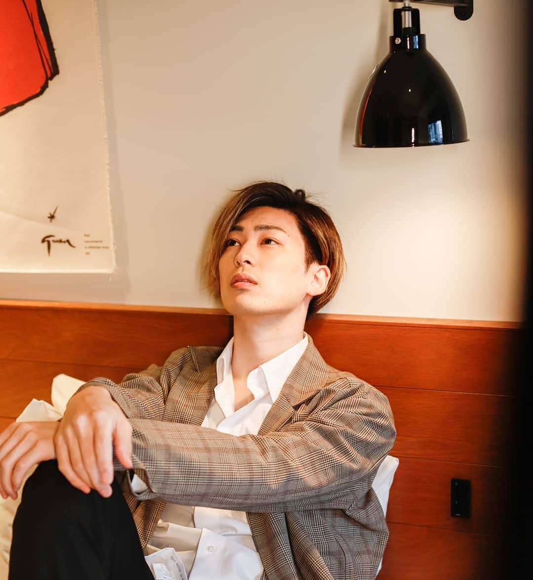 塩田康平のインスタグラム：「憂いをおびた顔やなぁ  #こんな顔して晩御飯考える #こんな顔した奴はリゾットとか作りそう #実際は餃子 #超餃子 #餃子が一番うまい #これがギャップか #リゾット作りそうな顔して超餃子 #良いギャップ #シャツって男力上がるよね #ここ最近気付いた #シャツはエチィ #彼氏がリゾット作りそうな顔して餃子のことしか考えてないに使ってもええで #塩田康平 #shootingphoto #塩スタグラム #塩スタ  Photo by @maeken1027」