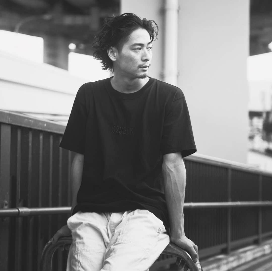 土屋光太朗のインスタグラム：「良いニュースを聞きたい 良いニュースを！！ 悪いニュースばっかじゃなくてさ！ って思うこと多くないですか？ . 平和な世界でアレ！ ぼやき… . #KUTA #kutatokyo #クタっと着てラフに生きる #blackcode #平和」