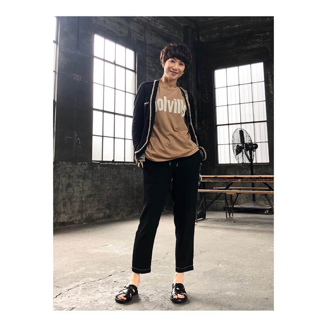 黒田知永子さんのインスタグラム写真 - (黒田知永子Instagram)「. TシャツにCHANELカーディガン。 昨日今日と涼しくて嬉しいな！  #夏の黒 #chanel  #シャネルカーディガン #colville #tshirt  #黒田知永子  #chiekokuroda」7月14日 21時29分 - kuroda_chieko