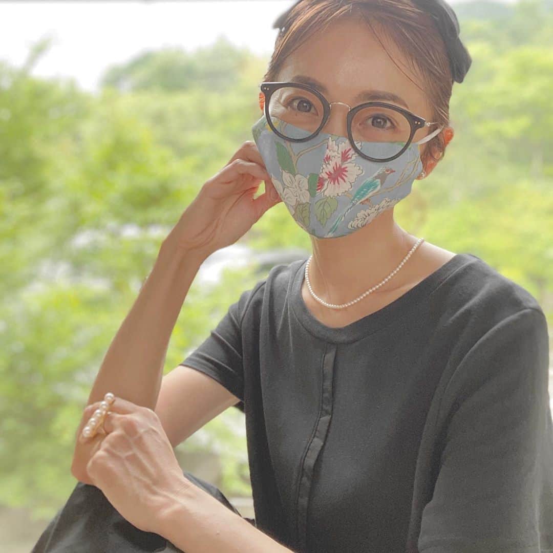 のインスタグラム：「-﻿ @keitamaruyama_official  ﻿ 麻のマスク💐﻿ ﻿ 素敵な柄に一目惚れ🦜﻿ ﻿ 暑いので麻素材だと通気性も良くて苦しくなくて良い☀️﻿ ﻿ 黒のワンピースの日もpointになって可愛く付けれて嬉しくなりました💓﻿ ﻿ 2色購入したので、お洋服に合わせてマスクも楽しみたいと思います！﻿ ﻿ ちなみにマスクの下は京都の舞妓さん用のちり紙をin。﻿ ﻿ #KEITAMARUYAMA#麻マスク#マスク」
