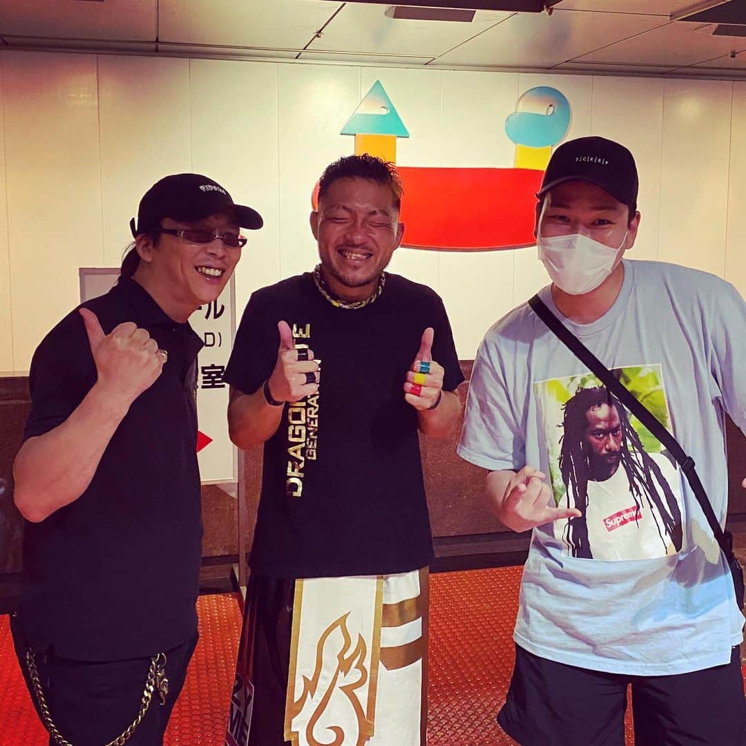 のインスタグラム：「先日はジャンボさん達とドラゴンゲートのプロレス初観戦させてもらいました🤼‍♂️ 飲み仲間のKzyの試合姿とマイクパフォーマンスに感動🎙  @jumbomaatch @kzy_time_ebe2  #ドラゴンゲート #宴人全開」