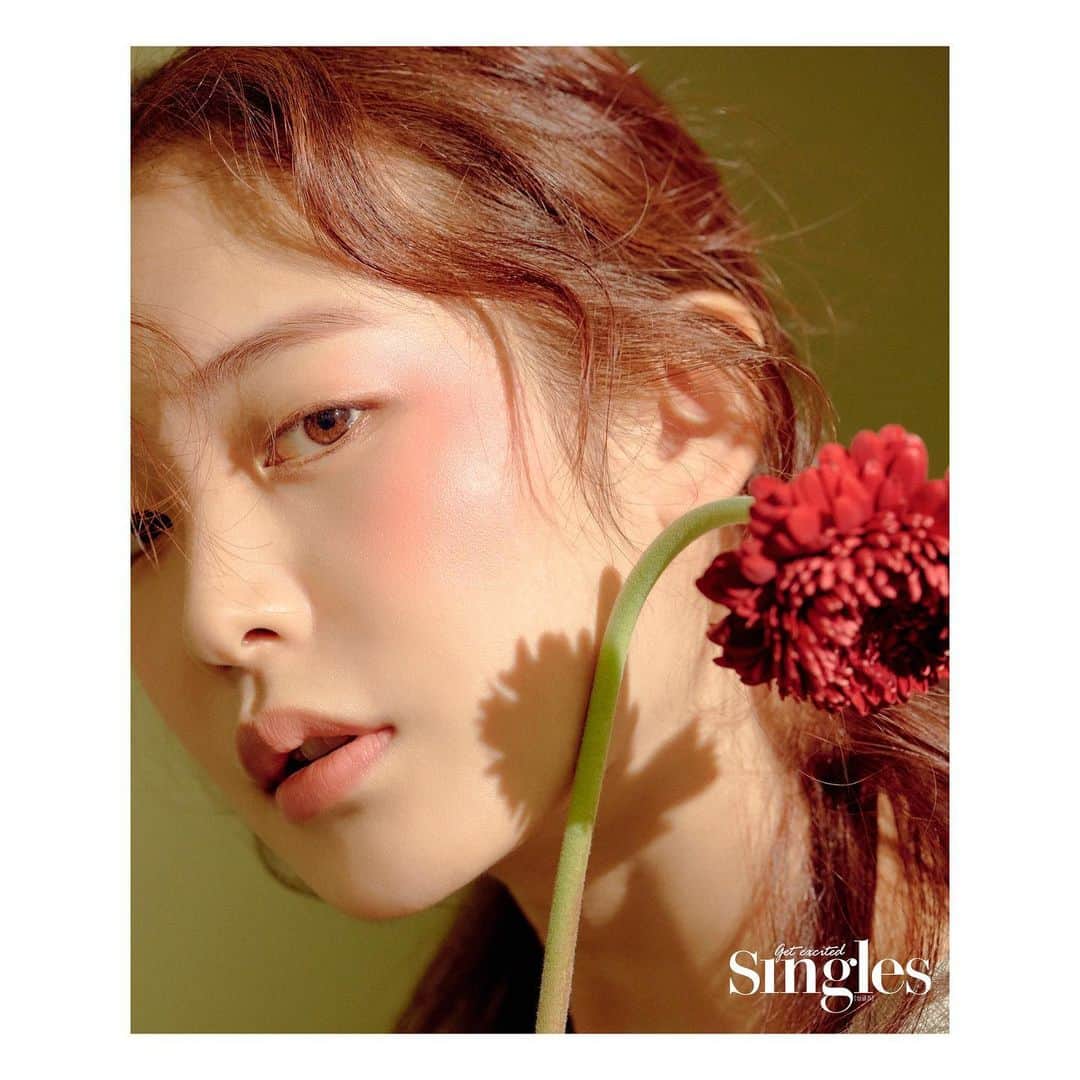 チョン・ユジンのインスタグラム：「#앨범꺼내기 🌹」