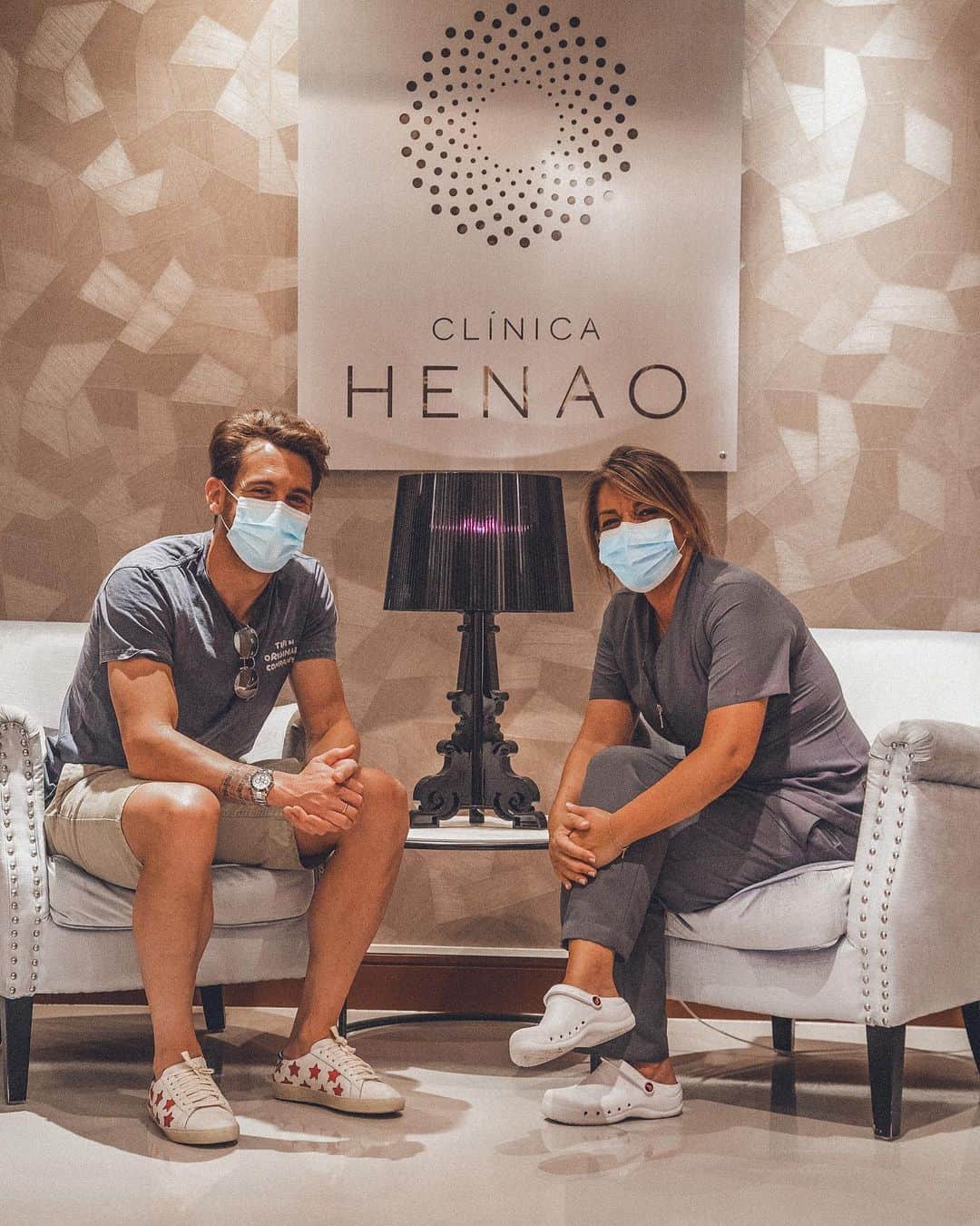イバイ・ゴメスのインスタグラム：「Desde que tuve el problema de piel hace ya 3 años, a parte de llevar un estilo de vida lo más saludable posible, intento cuidármela al máximo. Y por suerte, en @clinica_henao , tienen opciones inmejorables. Ayer estuve preparándome la piel para estas vacaciones con la gran @maitehor 💆🏼‍♂️  ¡Mil gracias una vez más! 🙏🏻」