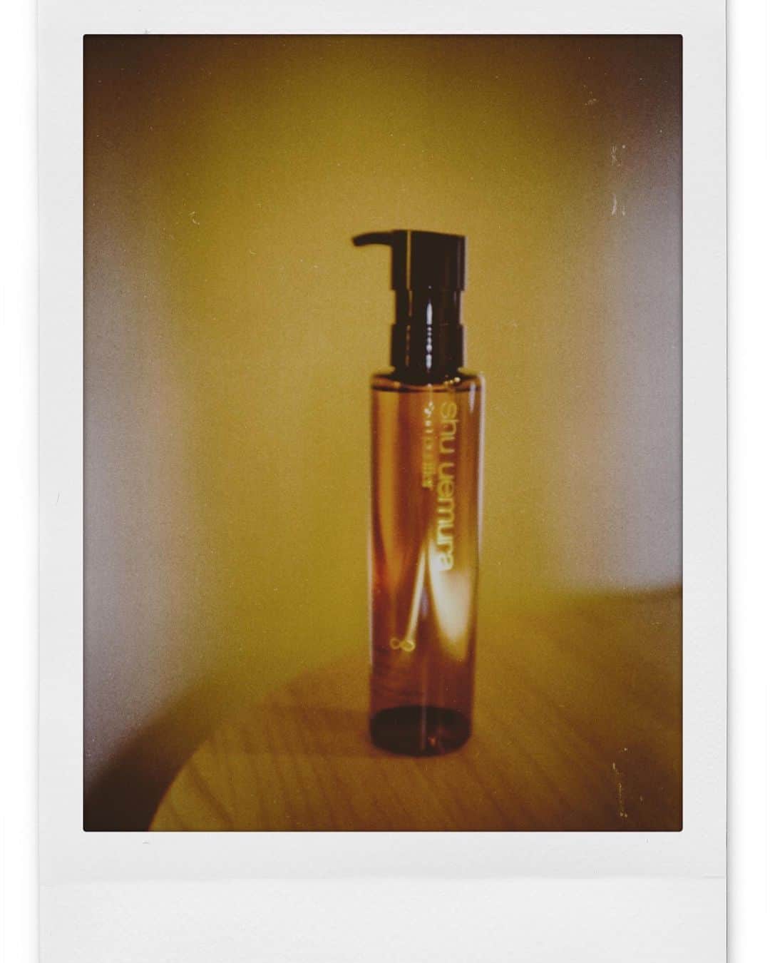 る鹿さんのインスタグラム写真 - (る鹿Instagram)「ずっと気になってたクレンジングオイル🪐 とにかく洗練した香りがすごくリフレッシュ🌿 そしてダブル洗顔も不要  ちゃんと保湿もできるので乾燥しやすい肌でも安心に使える。  これから肌質の変化が楽しみ！  #シュウウエムラ #クレンジング以上の体験 #アルティム8#pr」7月14日 21時27分 - luluxinggg