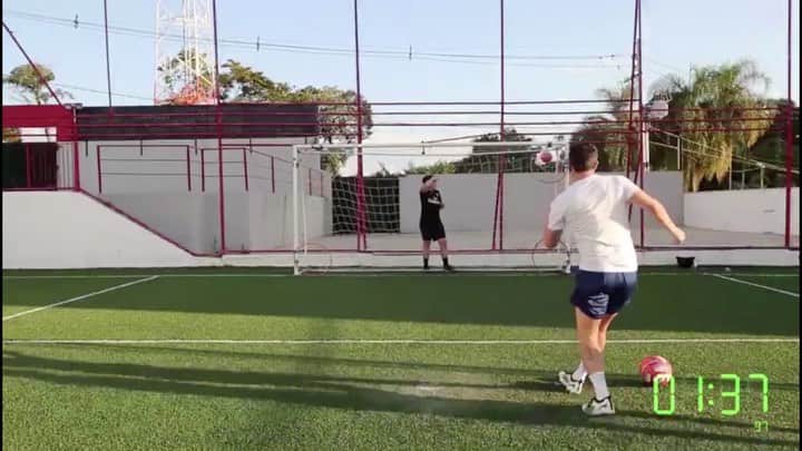 アレッサンドロ・ローザ・ヴィエイラのインスタグラム：「VIDEO- Desafio lançado! 7x seguidas... Conseguem?  Marque e desafie os amigos!  @canal_falcao12 @enzo12mendes @luigi12mendes」