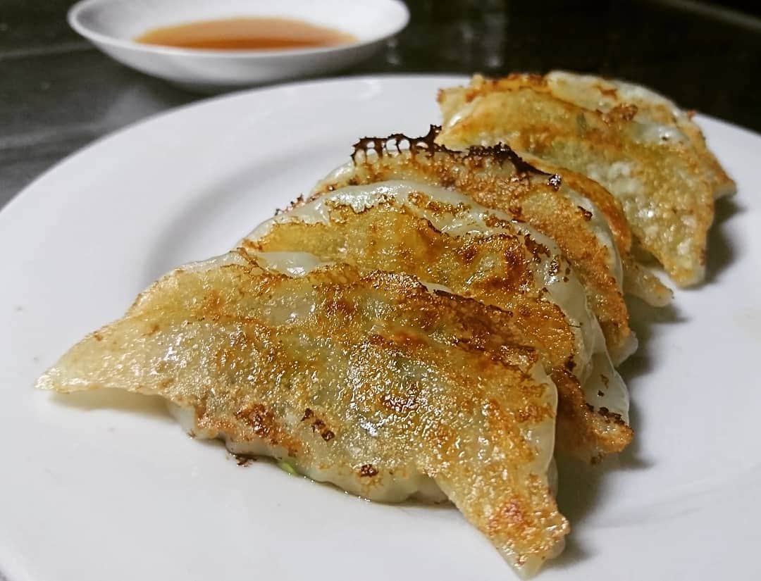 のインスタグラム：「『餃子』石川県にある餃子専門店「志いぼ」と言うお店(*^^*) 生地がもちもちで美味しいのです♪お取り寄せグルメ♪  #餃子 #ギョーザ #志いぼ #石川県 #お取り寄せグルメ #レギュラー松本 #あるある探検隊 #焼き餃子」