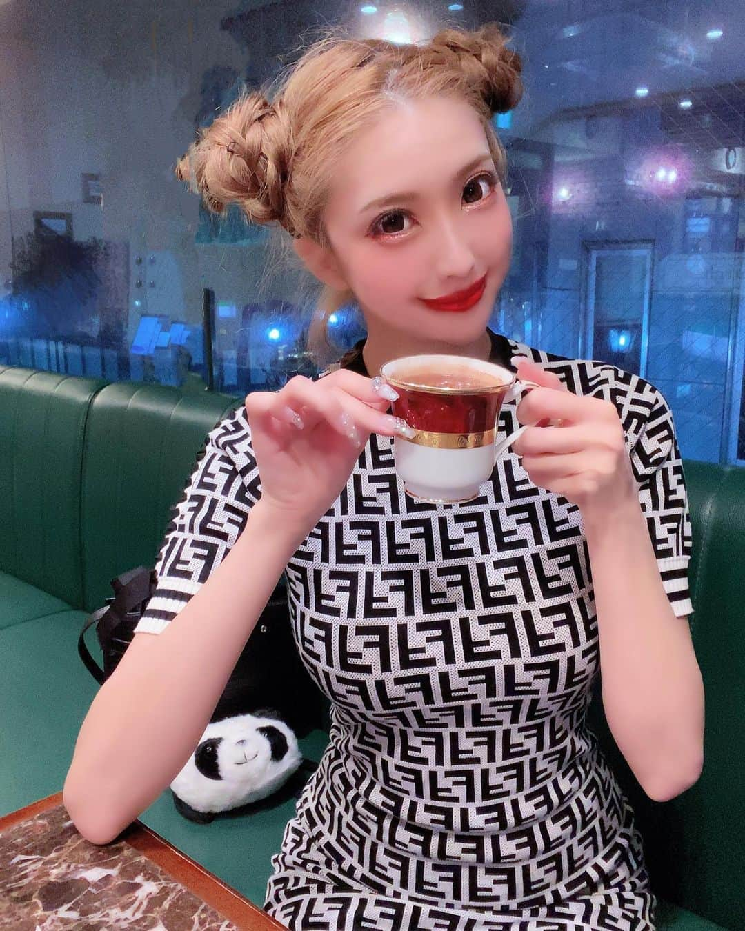 一条葵さんのインスタグラム写真 - (一条葵Instagram)「. 🐼☕💭 . こないだのチャイナの撮影の帰り〜😉☺️☺️ . カフェ好き〜🍩☕∗*ﾟ . カフェならどこでもいい〜🧸 . @club_aoi  . . . . #新宿 #歌舞伎町 #キャバクラ #キャバ嬢 #すすきの #中洲 #北新地 #ミナミ #錦 #国分町 #新規 #オープン #CLUBAOI」7月14日 21時34分 - aoiichijo