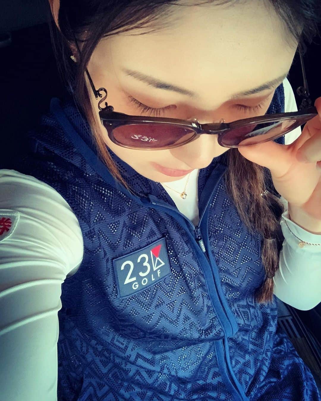 辻梨恵さんのインスタグラム写真 - (辻梨恵Instagram)「お気に入りのウェアとサングラス😎🎶 . 👚 @23kugolf . 🕶 @999.9_fournines . #23区GOLF #フォーナインズ」7月14日 21時47分 - s2.golf