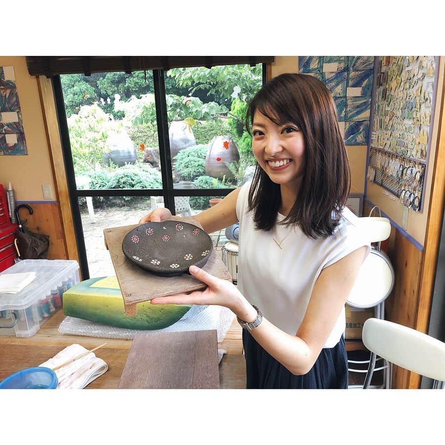 のインスタグラム：「少し前のお休みの日、友だちと陶芸教室へ❣️ 頭で考えながら手をいろんな使い方で動かす、ということを久しぶりにした気がする！ 形を作るのは難しかったけど工程ごとにそれぞれ個性が出て楽しかった🎵 受け取るのが楽しみ🥰  明日は水曜日！ 今週も18:14〜 UMKスーパーニュース　よろしくお願い致します＊(唐突)  #クレイワークスアトリエ」