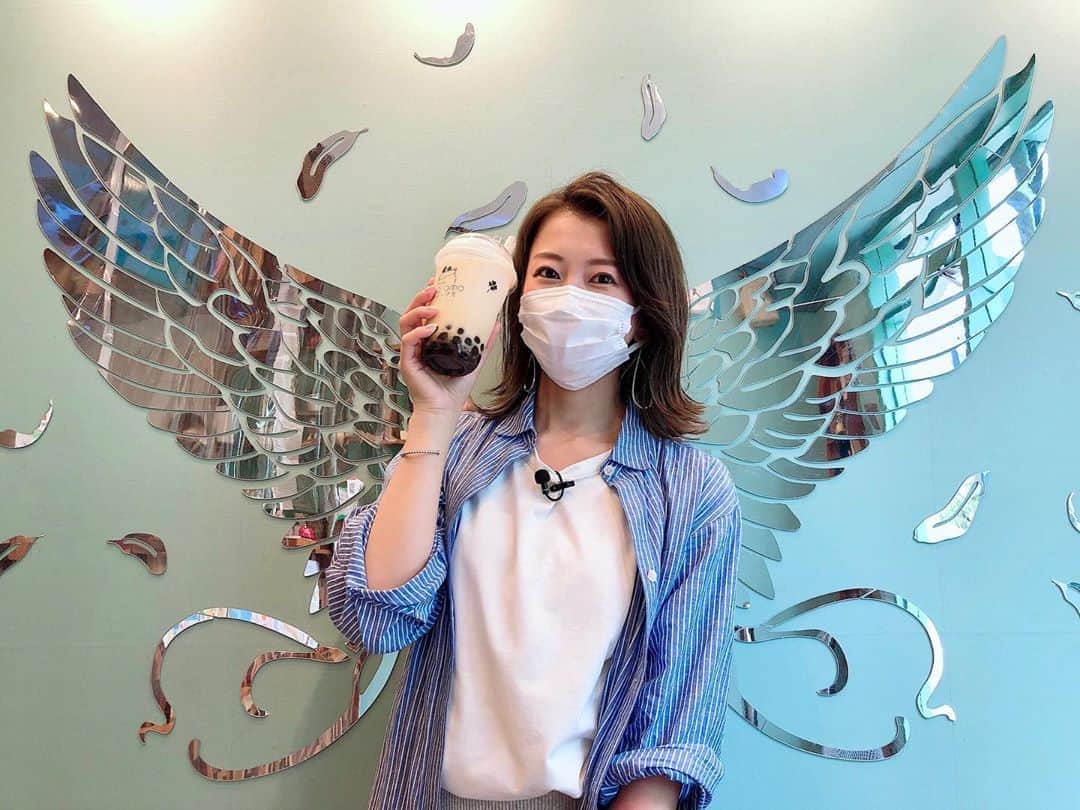 のインスタグラム：「約4ヶ月ぶりのまち歩きロケ。 色々なことにしっかり気を付けながら…✨ ぶらりとお散歩したり、テイクアウトできるお店を少し取材させていただきました🙇‍♀️ ご協力いただいた皆さま、ありがとうございました。 ⁑ わたし自身お仕事以外のプライベートで人と会うことはなるべく控えて過ごしている状況なので、ちょっとソワソワもしつつ💦 ロケの合間の番組スタッフさんたちとの何気ない会話にすごく癒されたりもして、楽しい時間でした。 ランチも誰かと一緒に食べるのが久しぶりすぎて…。 こんな何気ない毎日がどんなに幸せなことか身をもって感じました。 ⁑ 写真は、今日取材させていただいた豊洲のタピオカ専門店　@tea____amo さん🥤✨ テイクアウトのみのお店ですがフォトスポットが可愛くて、わたしも撮らせて頂きました🥺❤️ お茶そのものの香りや旨みも感じられるタピオカミルクティー、とても美味しかったです。 ⁑ ロケから帰宅して途中から虎テレで野球観てたけど、 いい試合でしたね〜😆 これで最下位脱出やん‼️ とらほ〜‼️‼️‼️ ⁑ ⁑ #ロケ #撮影 #豊洲 #豊洲グルメ #お散歩  #タピオカ #タピオカミルクティー #タピオカ部  #野球好き #阪神ファン #阪神タイガース #まりなる #津田麻莉奈」