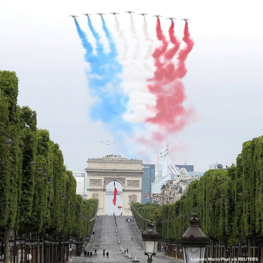 ABC Newsさんのインスタグラム写真 - (ABC NewsInstagram)「French elite acrobatic flying team "Patrouille de France" performs a flying display of the French national flag over the Arc de Triomphe during the Bastille Day military parade. #paris #arcdetriomphe #bastilleday #france #aviation」7月14日 21時44分 - abcnews