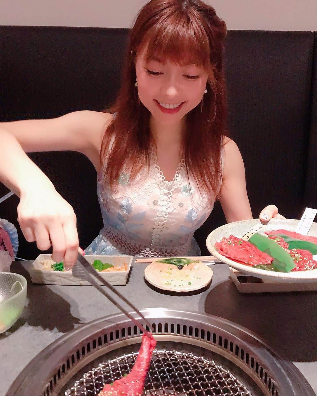 DJ MIYAさんのインスタグラム写真 - (DJ MIYAInstagram)「やっほぉ❤️こんばんは💗今夜はmomと六本木で焼き肉ぅ♪「焼肉膳所　龍土町　匠」さんで、1万円の焼肉膳所コースを楽しみました❤️❤️  @ryudochotakumi.roppongi    ■キムチとナムルの盛り合わせ   ■グリーンサラダ  ■牛肉のお刺身  ■ユッケ  ■牛タン 上タン塩  ■赤身2種の焼肉 シンシン、カメノコ、   ■霜降り3種の焼肉 サーロインと、ヒウチ  山椒のアクセントがまた素晴らしい、柔らかーなサーロインのお肉❤️もうとろけちゃーう♪美味しすぎるー！！   ■シマチョウ  甘くてなんて食べやすいのでしょうかー！❤️🎉 ■牛ヒレ肉 驚くほどに、均一な脂身と旨味とが見事にマッチしていて♪絶品でございますー！！❤️ 梅肉をちょこっと載せて♪  ■お食事 匠の冷麺 　 ■デザート 抹茶あずきもなか💗  最高すぎましたぁ❤️❤️ ありがとうございました♪🌈 . .  ほんっと、個室みたいなラグジュアリーな空間でゆっくり焼き肉が楽しめるお店。 行ってみてね♪🌈  . . . .  #ROPPONGIdinner #焼肉膳所龍土町匠 #六本木焼肉 #知床牛 #pr #コラボベース #焼肉膳所 #六本木グルメ #焼き肉女子 #六本木ディナー #焼肉好き #フィットネス女子 #旅インスタグラマー #肉デート #美容好き #インスタグラマー #インフルエンサー #モデル #グルメ女子 #グルメインフルエンサー #グルメブロガー #女子会コーデ #お肉好き #レストラン #グルメ好き #今日のコーデ #ファッション好き #今日のメイク #ファッションコーデ #ファッショニスタ」7月14日 21時45分 - dj_miya