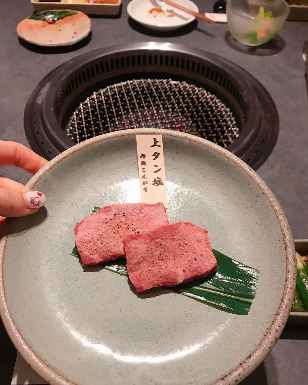 DJ MIYAさんのインスタグラム写真 - (DJ MIYAInstagram)「やっほぉ❤️こんばんは💗今夜はmomと六本木で焼き肉ぅ♪「焼肉膳所　龍土町　匠」さんで、1万円の焼肉膳所コースを楽しみました❤️❤️  @ryudochotakumi.roppongi    ■キムチとナムルの盛り合わせ   ■グリーンサラダ  ■牛肉のお刺身  ■ユッケ  ■牛タン 上タン塩  ■赤身2種の焼肉 シンシン、カメノコ、   ■霜降り3種の焼肉 サーロインと、ヒウチ  山椒のアクセントがまた素晴らしい、柔らかーなサーロインのお肉❤️もうとろけちゃーう♪美味しすぎるー！！   ■シマチョウ  甘くてなんて食べやすいのでしょうかー！❤️🎉 ■牛ヒレ肉 驚くほどに、均一な脂身と旨味とが見事にマッチしていて♪絶品でございますー！！❤️ 梅肉をちょこっと載せて♪  ■お食事 匠の冷麺 　 ■デザート 抹茶あずきもなか💗  最高すぎましたぁ❤️❤️ ありがとうございました♪🌈 . .  ほんっと、個室みたいなラグジュアリーな空間でゆっくり焼き肉が楽しめるお店。 行ってみてね♪🌈  . . . .  #ROPPONGIdinner #焼肉膳所龍土町匠 #六本木焼肉 #知床牛 #pr #コラボベース #焼肉膳所 #六本木グルメ #焼き肉女子 #六本木ディナー #焼肉好き #フィットネス女子 #旅インスタグラマー #肉デート #美容好き #インスタグラマー #インフルエンサー #モデル #グルメ女子 #グルメインフルエンサー #グルメブロガー #女子会コーデ #お肉好き #レストラン #グルメ好き #今日のコーデ #ファッション好き #今日のメイク #ファッションコーデ #ファッショニスタ」7月14日 21時45分 - dj_miya