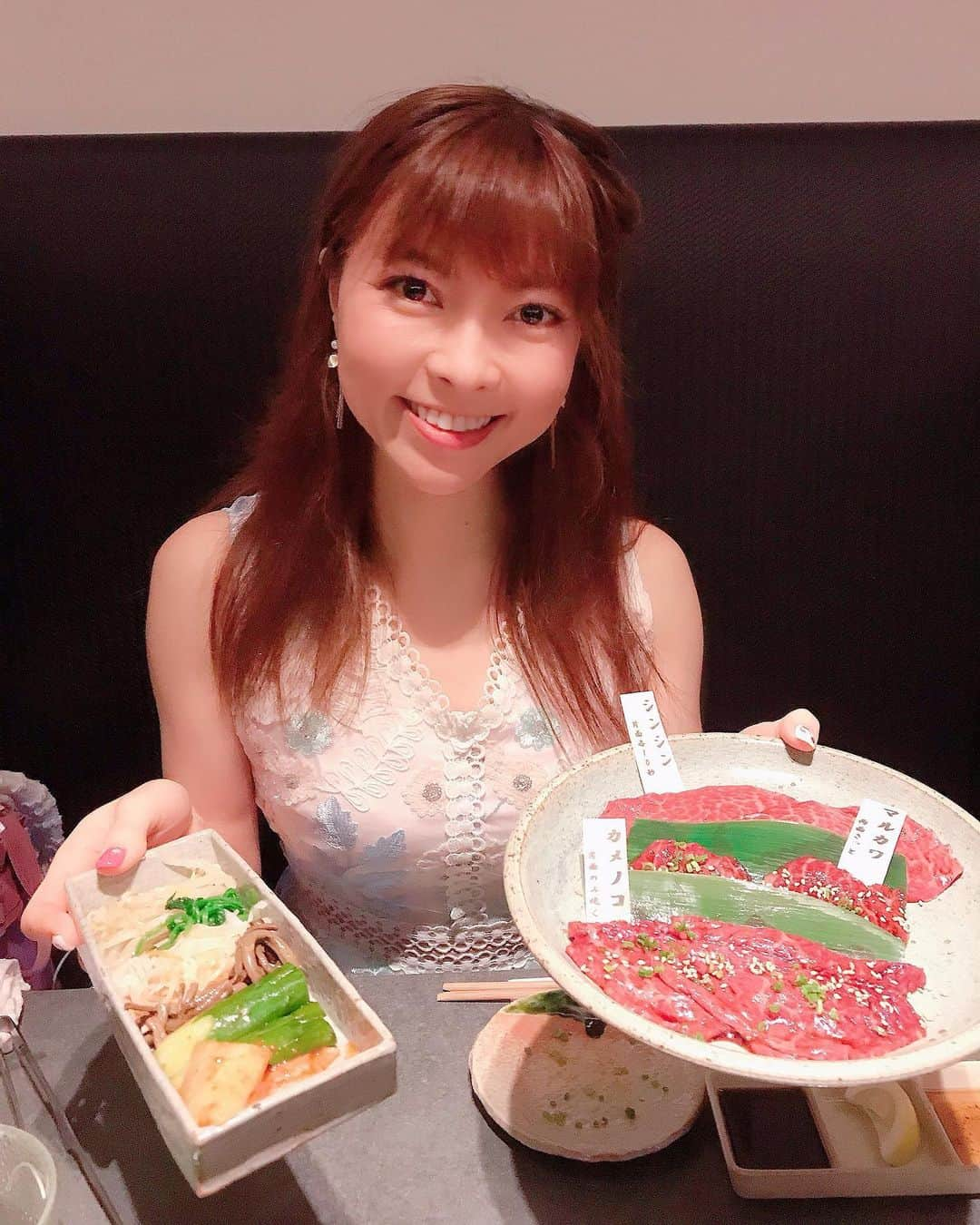 DJ MIYAさんのインスタグラム写真 - (DJ MIYAInstagram)「やっほぉ❤️こんばんは💗今夜はmomと六本木で焼き肉ぅ♪「焼肉膳所　龍土町　匠」さんで、1万円の焼肉膳所コースを楽しみました❤️❤️  @ryudochotakumi.roppongi    ■キムチとナムルの盛り合わせ   ■グリーンサラダ  ■牛肉のお刺身  ■ユッケ  ■牛タン 上タン塩  ■赤身2種の焼肉 シンシン、カメノコ、   ■霜降り3種の焼肉 サーロインと、ヒウチ  山椒のアクセントがまた素晴らしい、柔らかーなサーロインのお肉❤️もうとろけちゃーう♪美味しすぎるー！！   ■シマチョウ  甘くてなんて食べやすいのでしょうかー！❤️🎉 ■牛ヒレ肉 驚くほどに、均一な脂身と旨味とが見事にマッチしていて♪絶品でございますー！！❤️ 梅肉をちょこっと載せて♪  ■お食事 匠の冷麺 　 ■デザート 抹茶あずきもなか💗  最高すぎましたぁ❤️❤️ ありがとうございました♪🌈 . .  ほんっと、個室みたいなラグジュアリーな空間でゆっくり焼き肉が楽しめるお店。 行ってみてね♪🌈  . . . .  #ROPPONGIdinner #焼肉膳所龍土町匠 #六本木焼肉 #知床牛 #pr #コラボベース #焼肉膳所 #六本木グルメ #焼き肉女子 #六本木ディナー #焼肉好き #フィットネス女子 #旅インスタグラマー #肉デート #美容好き #インスタグラマー #インフルエンサー #モデル #グルメ女子 #グルメインフルエンサー #グルメブロガー #女子会コーデ #お肉好き #レストラン #グルメ好き #今日のコーデ #ファッション好き #今日のメイク #ファッションコーデ #ファッショニスタ」7月14日 21時45分 - dj_miya