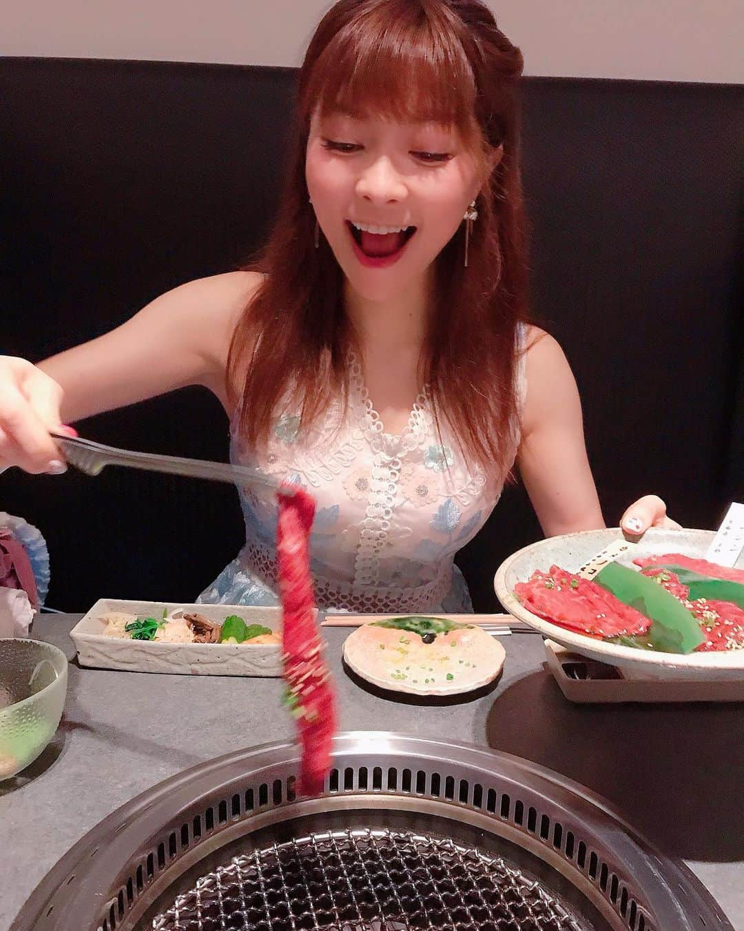 DJ MIYAさんのインスタグラム写真 - (DJ MIYAInstagram)「やっほぉ❤️こんばんは💗今夜はmomと六本木で焼き肉ぅ♪「焼肉膳所　龍土町　匠」さんで、1万円の焼肉膳所コースを楽しみました❤️❤️  @ryudochotakumi.roppongi    ■キムチとナムルの盛り合わせ   ■グリーンサラダ  ■牛肉のお刺身  ■ユッケ  ■牛タン 上タン塩  ■赤身2種の焼肉 シンシン、カメノコ、   ■霜降り3種の焼肉 サーロインと、ヒウチ  山椒のアクセントがまた素晴らしい、柔らかーなサーロインのお肉❤️もうとろけちゃーう♪美味しすぎるー！！   ■シマチョウ  甘くてなんて食べやすいのでしょうかー！❤️🎉 ■牛ヒレ肉 驚くほどに、均一な脂身と旨味とが見事にマッチしていて♪絶品でございますー！！❤️ 梅肉をちょこっと載せて♪  ■お食事 匠の冷麺 　 ■デザート 抹茶あずきもなか💗  最高すぎましたぁ❤️❤️ ありがとうございました♪🌈 . .  ほんっと、個室みたいなラグジュアリーな空間でゆっくり焼き肉が楽しめるお店。 行ってみてね♪🌈  . . . .  #ROPPONGIdinner #焼肉膳所龍土町匠 #六本木焼肉 #知床牛 #pr #コラボベース #焼肉膳所 #六本木グルメ #焼き肉女子 #六本木ディナー #焼肉好き #フィットネス女子 #旅インスタグラマー #肉デート #美容好き #インスタグラマー #インフルエンサー #モデル #グルメ女子 #グルメインフルエンサー #グルメブロガー #女子会コーデ #お肉好き #レストラン #グルメ好き #今日のコーデ #ファッション好き #今日のメイク #ファッションコーデ #ファッショニスタ」7月14日 21時45分 - dj_miya