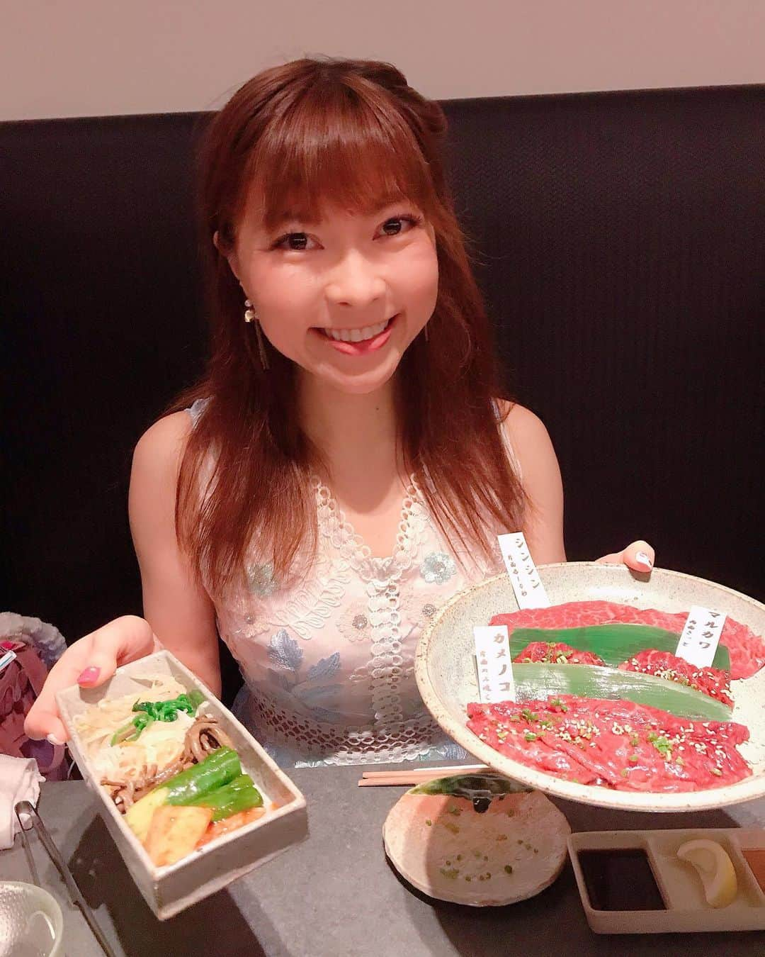 DJ MIYAさんのインスタグラム写真 - (DJ MIYAInstagram)「やっほぉ❤️こんばんは💗今夜はmomと六本木で焼き肉ぅ♪「焼肉膳所　龍土町　匠」さんで、1万円の焼肉膳所コースを楽しみました❤️❤️  @ryudochotakumi.roppongi    ■キムチとナムルの盛り合わせ   ■グリーンサラダ  ■牛肉のお刺身  ■ユッケ  ■牛タン 上タン塩  ■赤身2種の焼肉 シンシン、カメノコ、   ■霜降り3種の焼肉 サーロインと、ヒウチ  山椒のアクセントがまた素晴らしい、柔らかーなサーロインのお肉❤️もうとろけちゃーう♪美味しすぎるー！！   ■シマチョウ  甘くてなんて食べやすいのでしょうかー！❤️🎉 ■牛ヒレ肉 驚くほどに、均一な脂身と旨味とが見事にマッチしていて♪絶品でございますー！！❤️ 梅肉をちょこっと載せて♪  ■お食事 匠の冷麺 　 ■デザート 抹茶あずきもなか💗  最高すぎましたぁ❤️❤️ ありがとうございました♪🌈 . .  ほんっと、個室みたいなラグジュアリーな空間でゆっくり焼き肉が楽しめるお店。 行ってみてね♪🌈  . . . .  #ROPPONGIdinner #焼肉膳所龍土町匠 #六本木焼肉 #知床牛 #pr #コラボベース #焼肉膳所 #六本木グルメ #焼き肉女子 #六本木ディナー #焼肉好き #フィットネス女子 #旅インスタグラマー #肉デート #美容好き #インスタグラマー #インフルエンサー #モデル #グルメ女子 #グルメインフルエンサー #グルメブロガー #女子会コーデ #お肉好き #レストラン #グルメ好き #今日のコーデ #ファッション好き #今日のメイク #ファッションコーデ #ファッショニスタ」7月14日 21時45分 - dj_miya