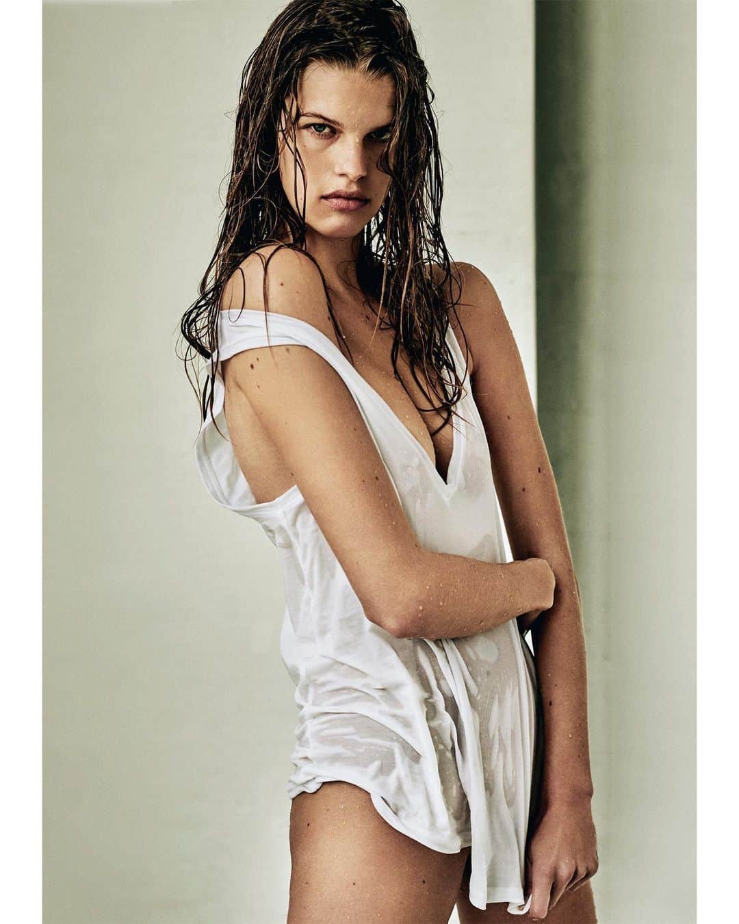 マリオ・テスティーノのインスタグラム：「⁣ When Wet Series meets Towel Series. ⁣ -⁣ Cuando Wet Series se encuentra con Towel Series. ⁣ -⁣ WET SERIES 7, TOWEL SERIES 160, KIM RIEKENBERG. ⁣ ⁣ #WetSeries #TowelSeries #MarioTestino」