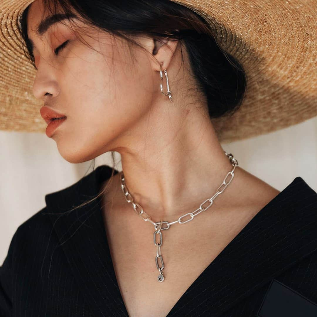 PANDORAさんのインスタグラム写真 - (PANDORAInstagram)「Make the chunky Pandora Me necklace one of your summer essentials and add it to any outfit to give it extra edge. 🌈 #PandoraMe #PandoraNecklace #SomethingAboutYou」7月14日 21時48分 - theofficialpandora