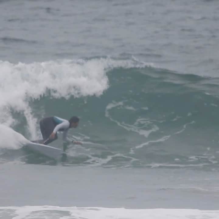ミグエル・プッポのインスタグラム：「Treino de ontem foi pesado com a racinha toda👊 Sempre buscando a evolução🙏 Obs:Primeiro surf com a minha nova @sharpeyesurfboards_br 🙌 (🎥: @dcominski ) obrigado @ronaldinhojs #surftreino #Gratidao #vamoqvamo @filmr.app #filmrapp」