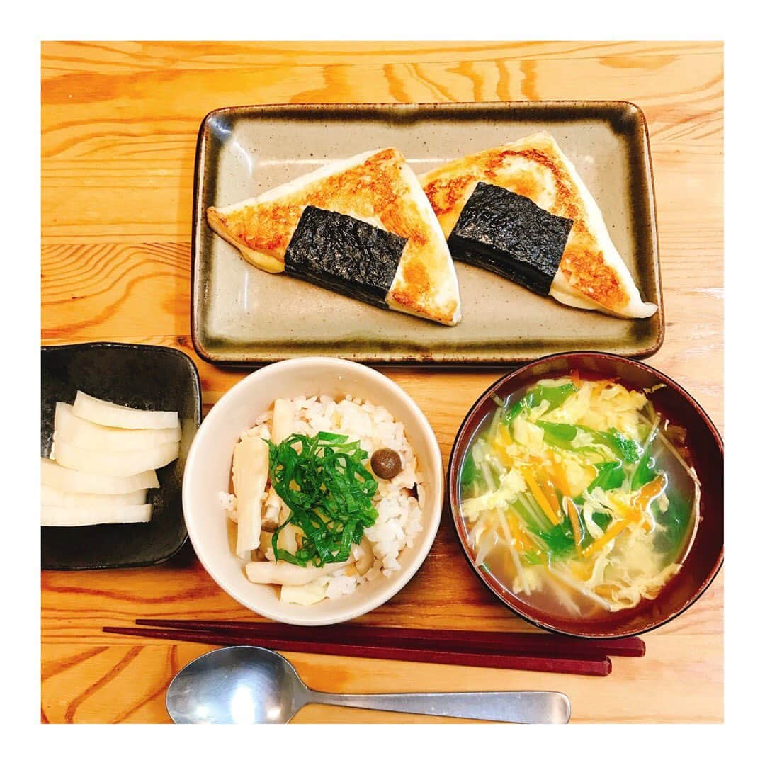 土井玲奈さんのインスタグラム写真 - (土井玲奈Instagram)「おうちごはん🍚 ・はんぺんチーズの磯辺焼き ・人参と水菜のかき玉スープ ・鶏肉としめじの炊き込みごはん  炊き込みごはん2回目の挑戦！ 今日はオーソドックスに 鶏肉とたけのことしめじを和風の味付けで☆ 最後に刻んだ生姜と大葉を入れるとさらに美味♥︎  メインは簡単にはんぺんにチーズ入れて磯辺焼きに✨ 挟んで！焼く！以上！ 超簡単だけど美味しい♥︎ 時間経つと萎んじゃうからすぐ食べてね🍴  全部で15分かからないくらいの 時短&簡単レシピでした！  #土井ごはん #たきこみご飯 #はんぺんレシピ #チーズ大好き  #お箸そろえたらよかった  #tomatoes #dinnertime #저녁밥 #晚餐 #อาหารเย็น #makanmakan  #instadaily #iphoneography #actress_jp #actresslife  #actressgallery #tokyo #osaka」7月14日 21時50分 - doixreina