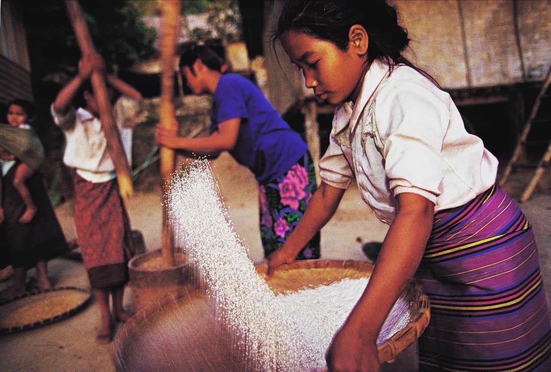 Michael Yamashitaさんのインスタグラム写真 - (Michael YamashitaInstagram)「Rice husking in Laos, the chore of women and children in small villages along the Mekong. #pakbeng #mekongriver #rice #ricehusk」7月14日 21時50分 - yamashitaphoto