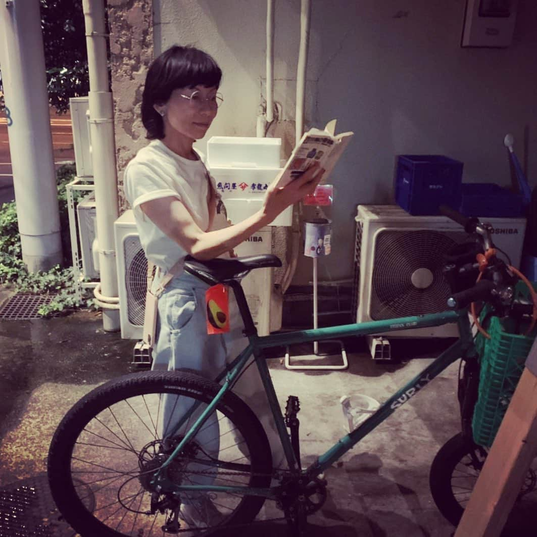 永田琴さんのインスタグラム写真 - (永田琴Instagram)「ラグ幡ヶ谷の駐輪場になんとも読書に丁度いいハイスタンドが設置されていました！ 素晴らしい配慮よね🤣 映画🎬いけいけ！バカオンナは、ラグ幡ヶ谷での撮影シーンが沢山ありまーす。 LUGファン必見です。7月31日公開です！ #lug_hatagaya #いけいけバカオンナ」7月14日 21時51分 - kotton88