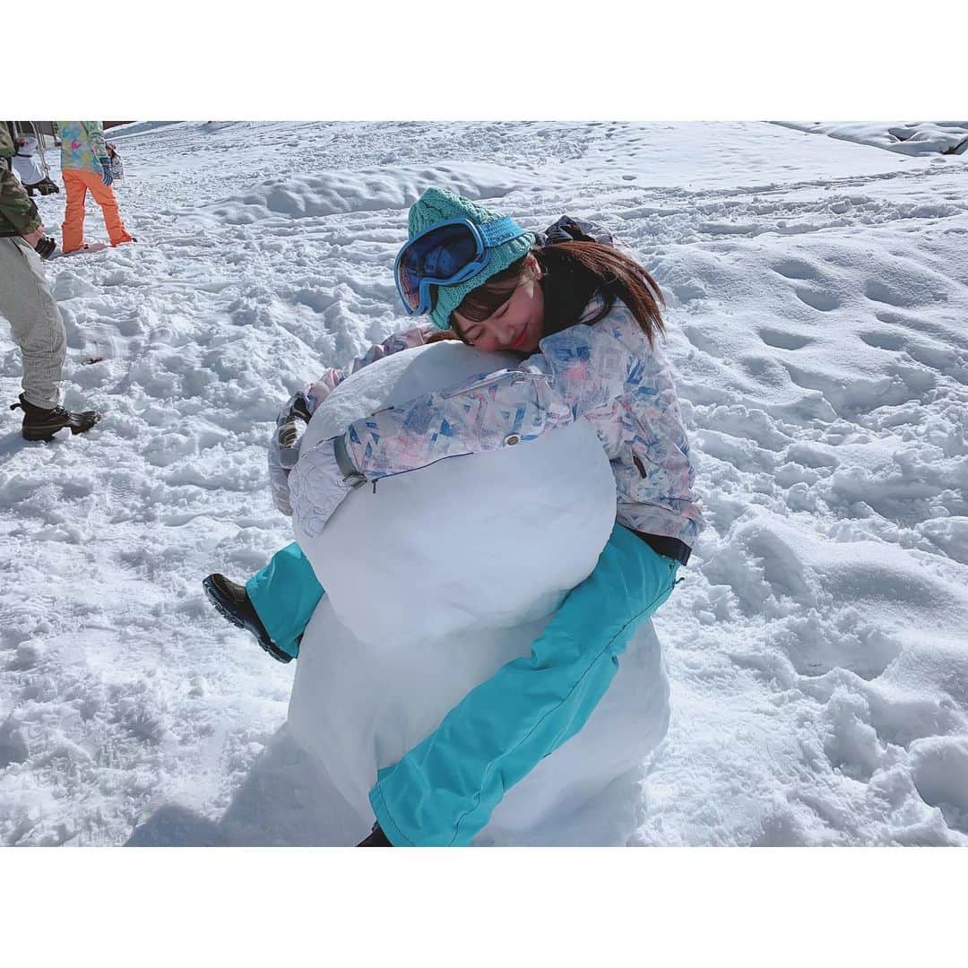 古澤愛さんのインスタグラム写真 - (古澤愛Instagram)「・ スノボめっちゃめちゃやりたいけど出来ないからとりあえず雪だるまにぎゅーしてみた時の写真を今更載せます❄️❤️ ちなみにこの日とっても日焼けした😂 #スノボ #スノボ女子 #できない #instagood」7月14日 21時51分 - furusawa_mana.ngt48