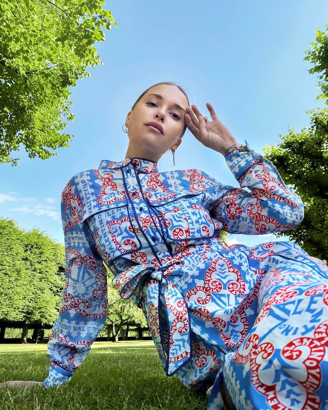 のインスタグラム：「With nature as the backdrop, @pernilleteisbaek, @cocorebecca_, @gildaambrosio , @emilisindlev are photographed in summer-staple pieces from #ValentinoEscape, the new capsule collection of ready-to-wear and accessories, available on @mytheresa.com and Valentino.com. #ValentinoxMytheresa Photos by @germanlarkin」